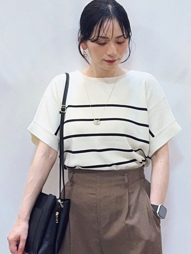 𝐇𝐢𝐫𝐨𝐦𝐢さんの「SHOO･LA･RUE｜【毎日洗える/ひんやり/UV/S-LL】二の腕隠れる さらっとドルマン半袖ニット」を使ったコーディネート