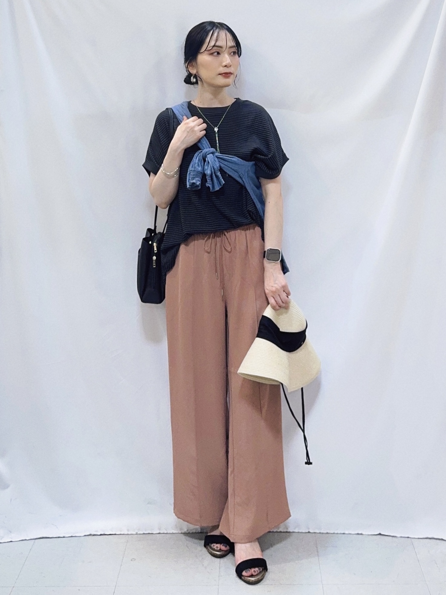 𝐇𝐢𝐫𝐨𝐦𝐢さんの「SHOO･LA･RUE｜【綿100%/UV/S-LL/体型カバー】優しく透ける 柔らかシアーデニムシャツ」を使ったコーディネート