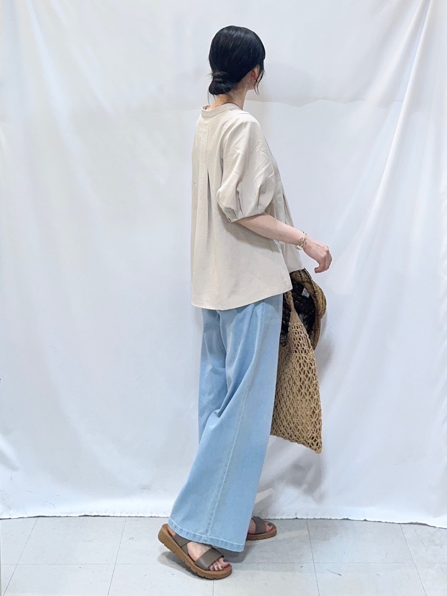 𝐇𝐢𝐫𝐨𝐦𝐢さんの「SHOO･LA･RUE｜【高レビュー/洗濯後しわになりにくい/インせず着られる】自然に体型カバー 麻調ペプラムブラウス」を使ったコーディネート