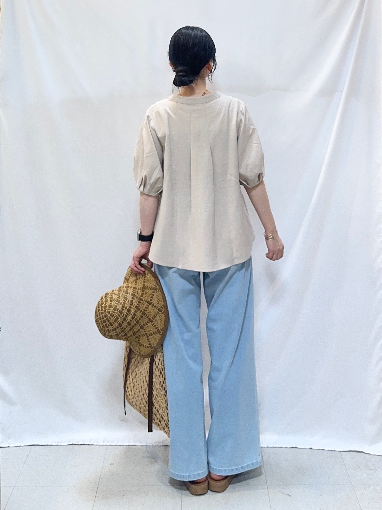 𝐇𝐢𝐫𝐨𝐦𝐢さんの「SHOO･LA･RUE｜【高レビュー/洗濯後しわになりにくい/インせず着られる】自然に体型カバー 麻調ペプラムブラウス」を使ったコーディネート