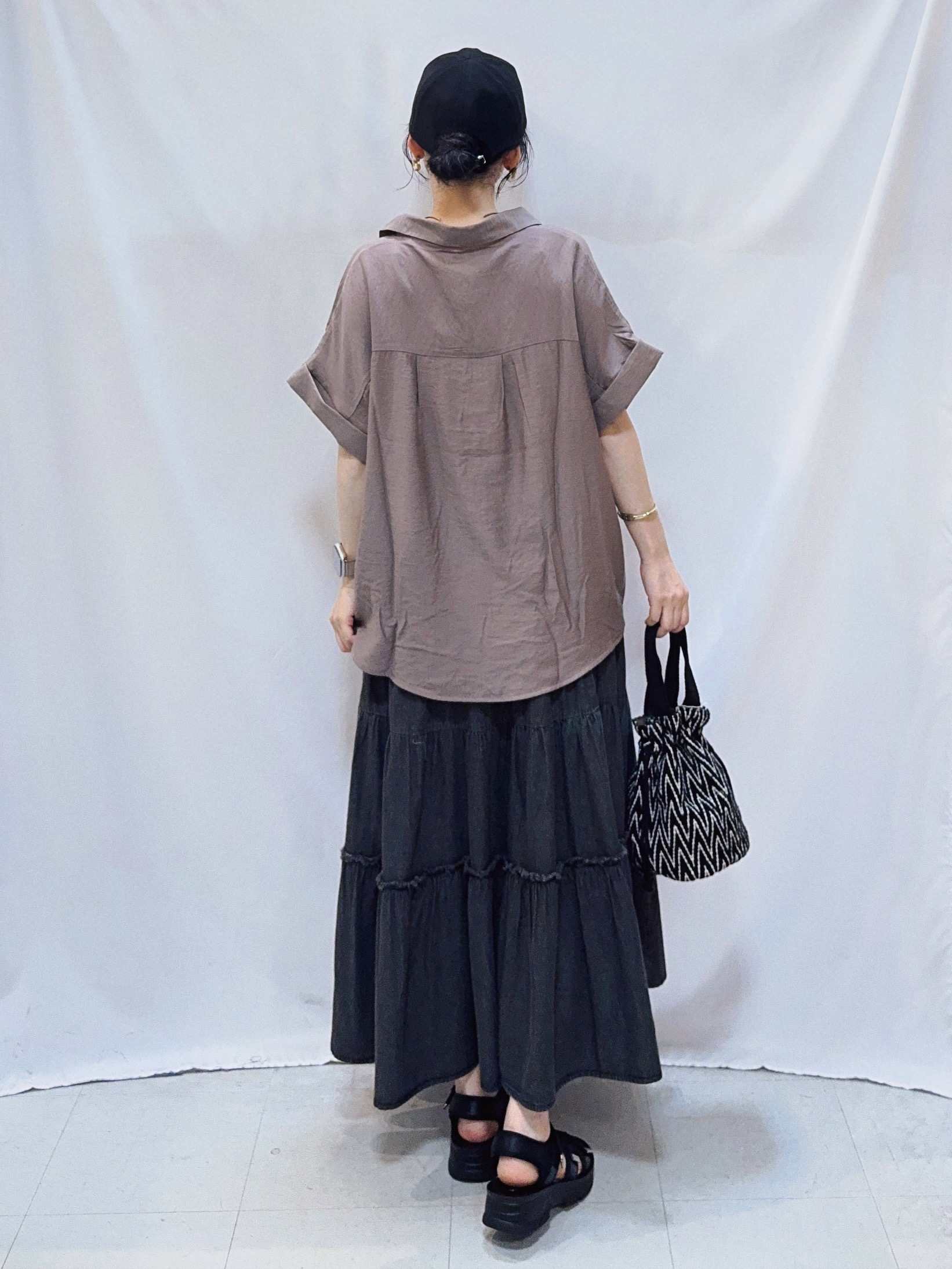 𝐇𝐢𝐫𝐨𝐦𝐢さんの「SHOO･LA･RUE｜【ひんやり/S-LL/洗濯機可】インせず着られる 裾タック スキッパーシャツ」を使ったコーディネート