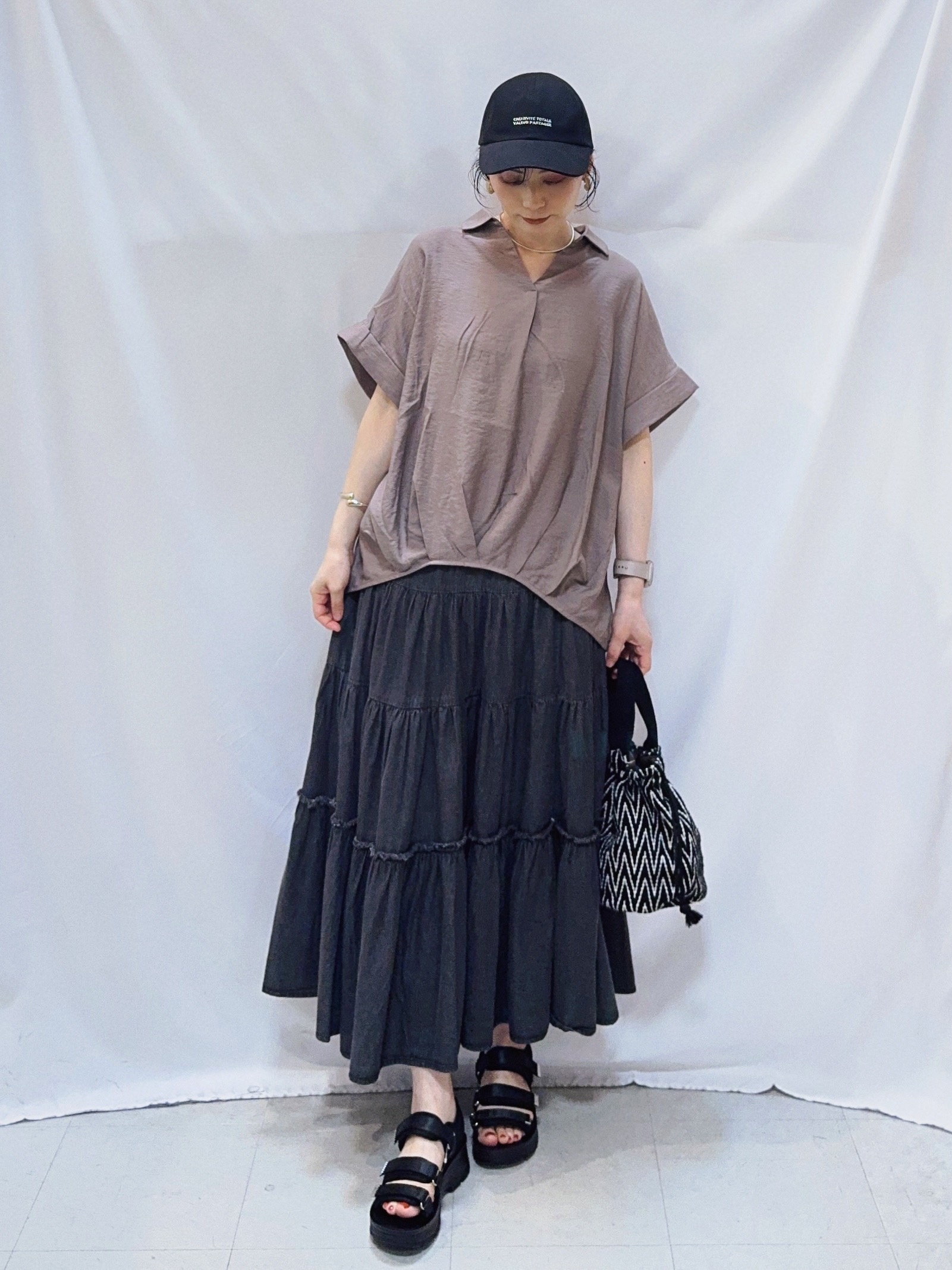 𝐇𝐢𝐫𝐨𝐦𝐢さんの「SHOO･LA･RUE｜【ひんやり/S-LL/洗濯機可】インせず着られる 裾タック スキッパーシャツ」を使ったコーディネート