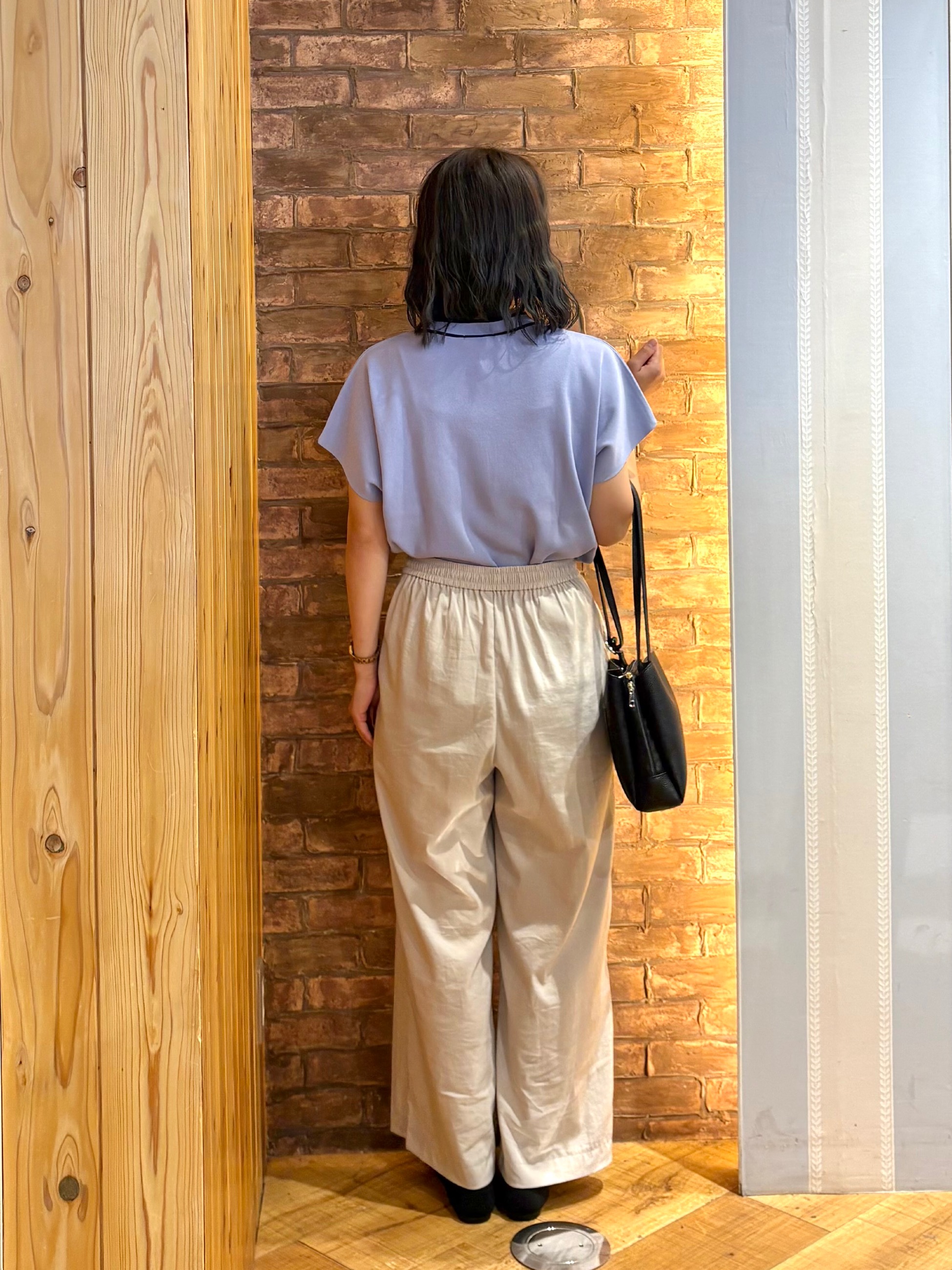 mieさんの「SHOO･LA･RUE｜【毎日洗える/ひんやり/UV/S-LL】 毛玉になりにくい配色ボウタイ半袖ニット」を使ったコーディネート