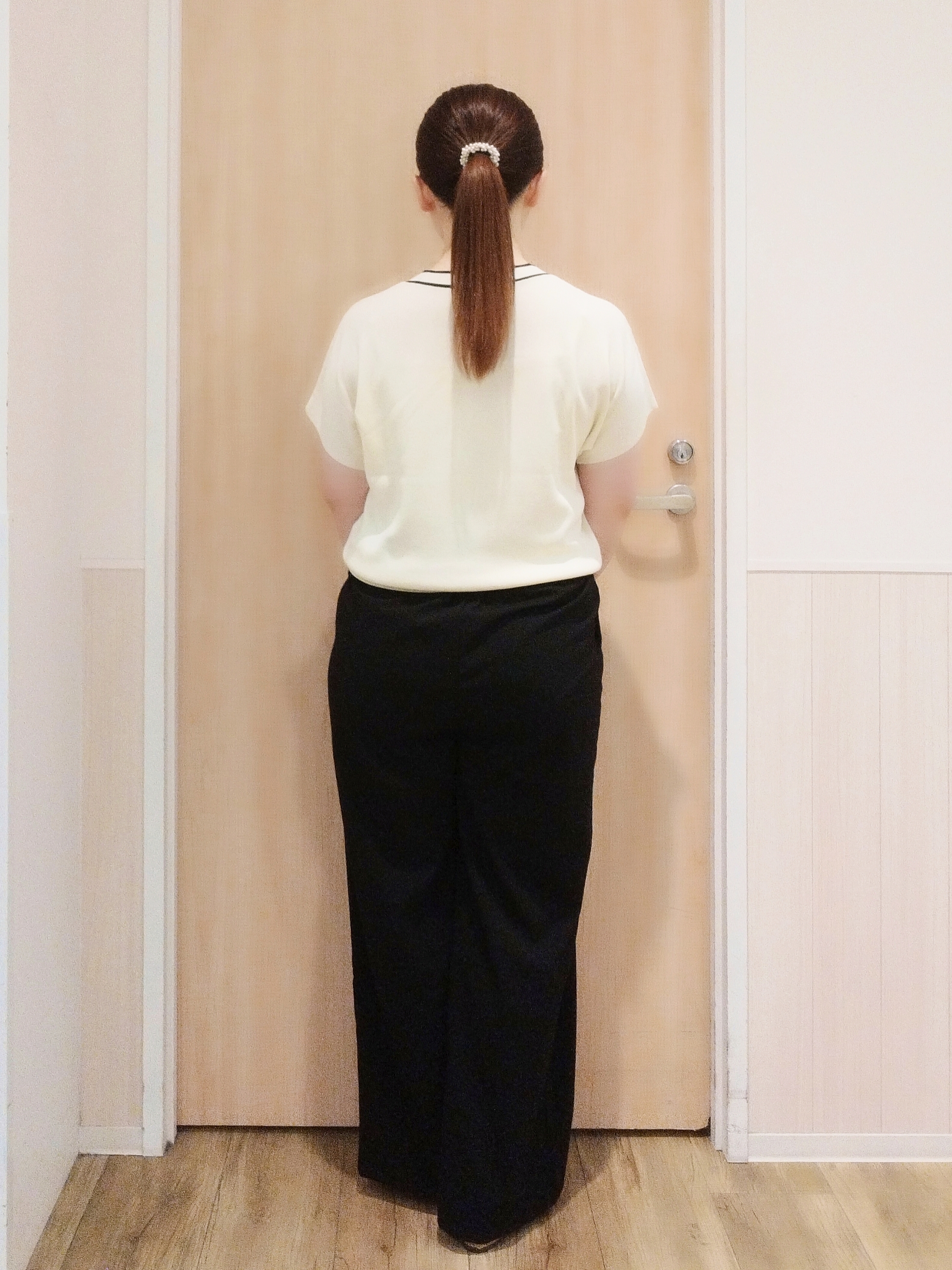 mさんの「SHOO･LA･RUE｜【毎日洗える/ひんやり/UV/S-LL】 毛玉になりにくい配色ボウタイ半袖ニット」を使ったコーディネート