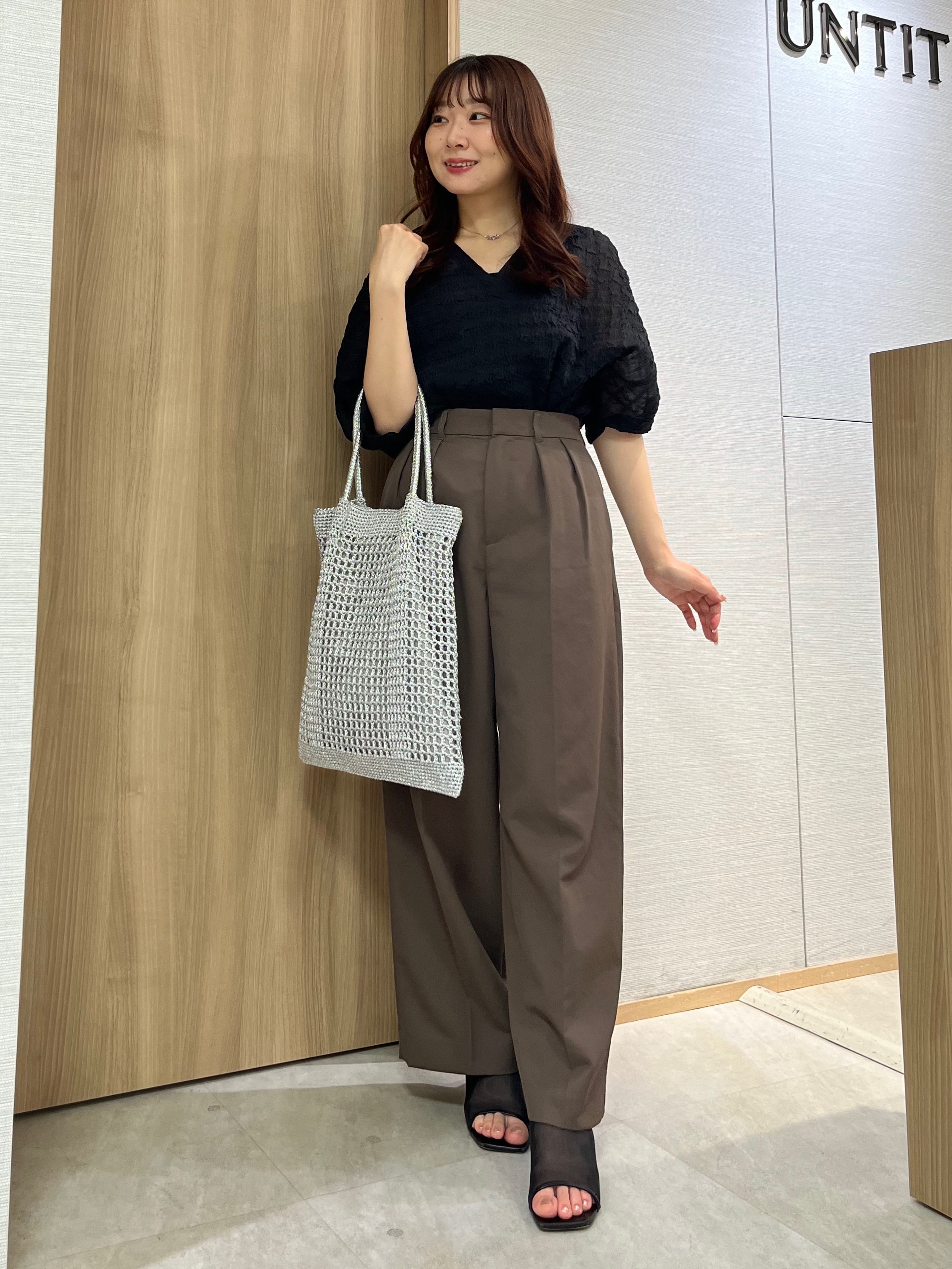 KAHOさんの「UNTITLED｜【洗える】シアーVネックブラウス」を使ったコーディネート