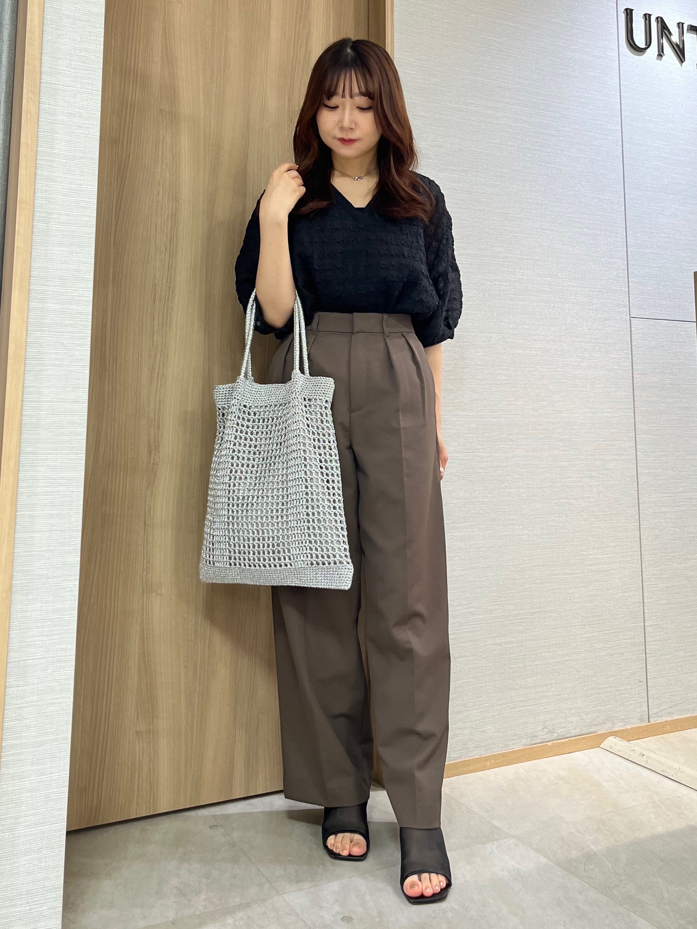 KAHOさんの「UNTITLED｜【洗える】シアーVネックブラウス」を使ったコーディネート