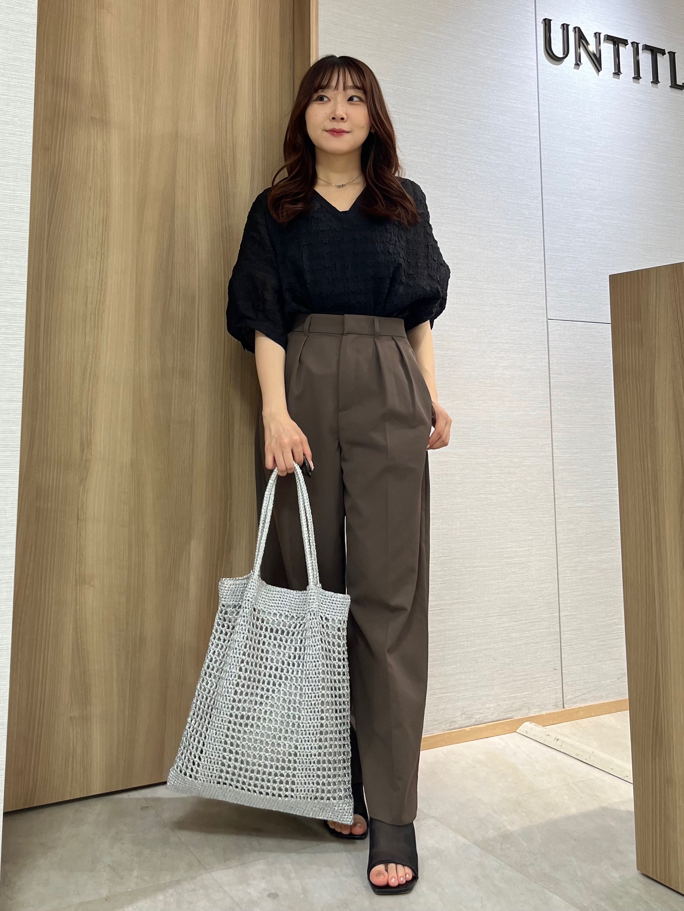 KAHOさんの「UNTITLED｜【洗える】シアーVネックブラウス」を使ったコーディネート