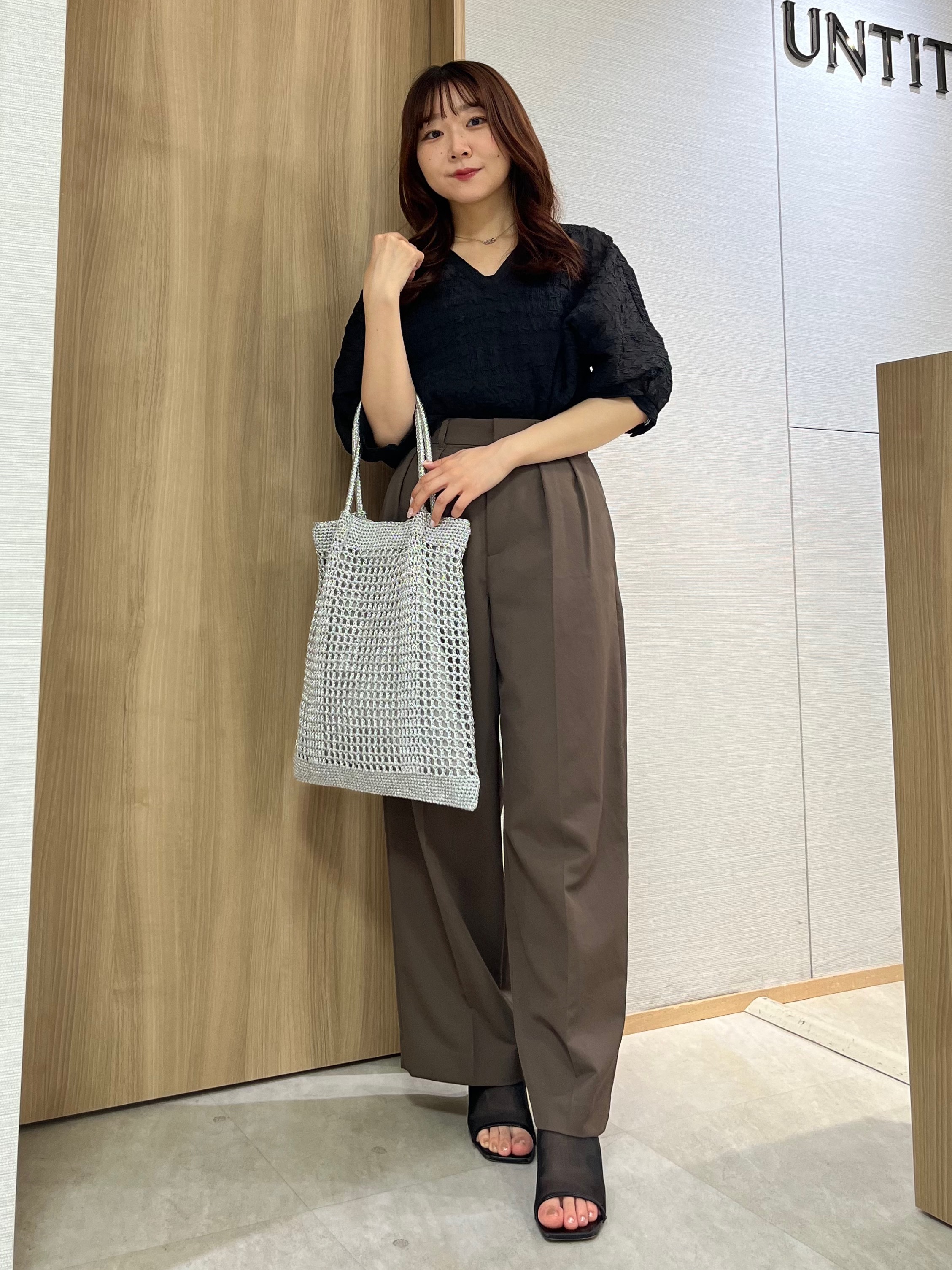 KAHOさんの「UNTITLED｜【洗える】シアーVネックブラウス」を使ったコーディネート