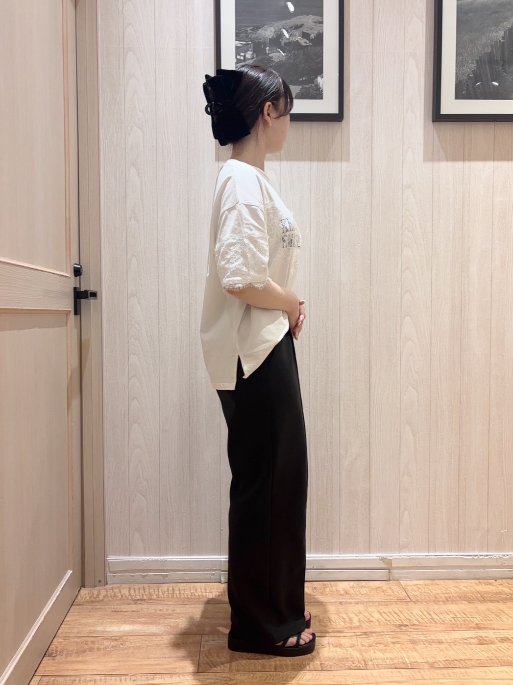 sayuriさんの「SHOO･LA･RUE｜【ひんやり/洗濯機可】レースデザインでこなれ見え ロゴプリントTシャツ」を使ったコーディネート