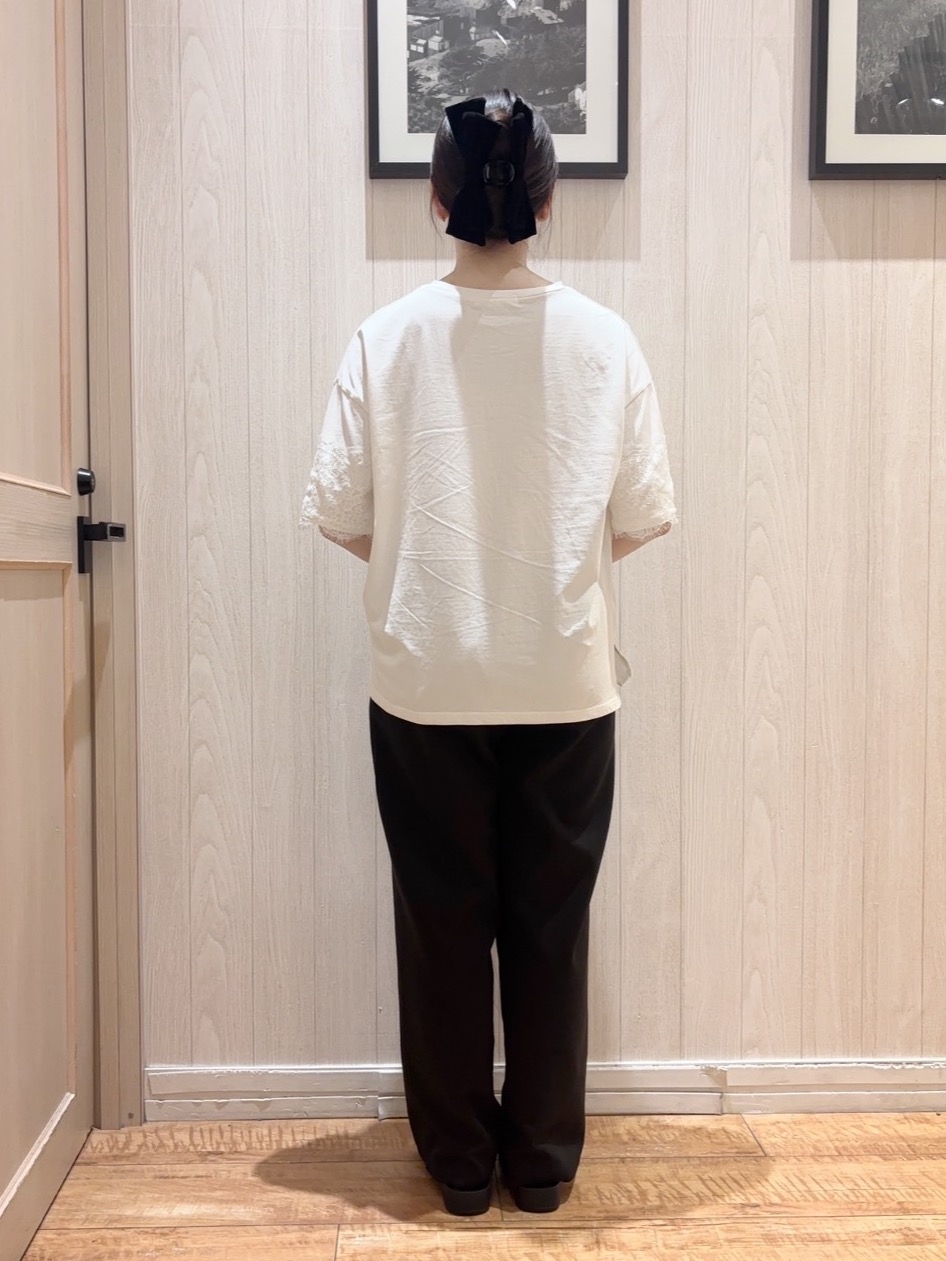 sayuriさんの「SHOO･LA･RUE｜【ひんやり/洗濯機可】レースデザインでこなれ見え ロゴプリントTシャツ」を使ったコーディネート