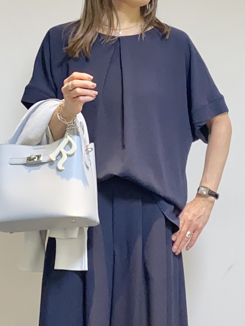 tomoさんの「UNTITLED｜【前後2WAY/はっ水/セットアップ可】リラクシーフレンチスリーブブラウス」を使ったコーディネート