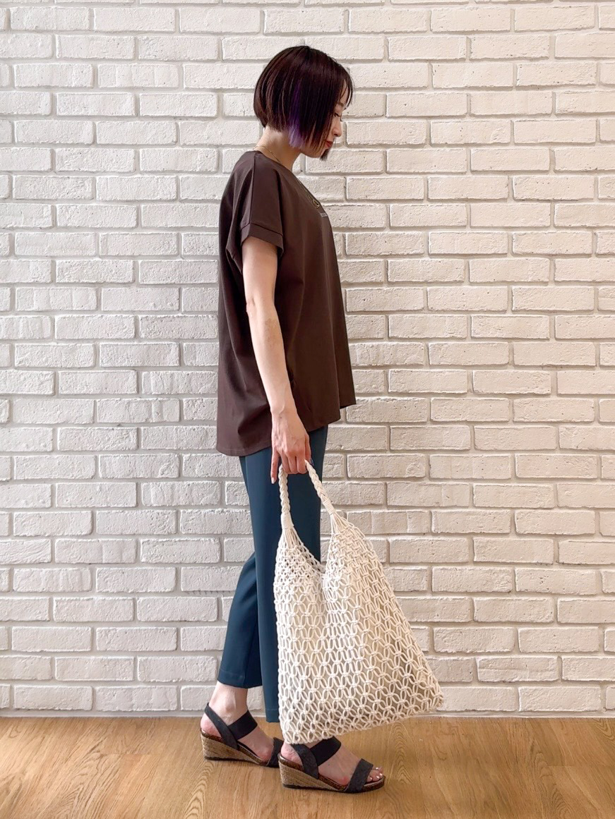 𝐜𝐡𝐢𝐤𝐚さんの「SHOO･LA･RUE｜【汗じみ防止/ひんやり/S-LL】インせず着られる 刺繍ロゴTシャツ」を使ったコーディネート