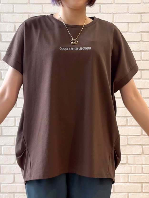 𝐜𝐡𝐢𝐤𝐚さんの「SHOO･LA･RUE｜【汗じみ防止/ひんやり/S-LL】インせず着られる 刺繍ロゴTシャツ」を使ったコーディネート