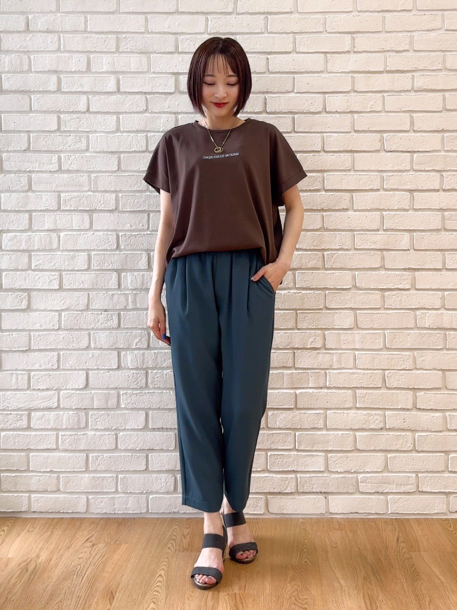 𝐜𝐡𝐢𝐤𝐚さんの「SHOO･LA･RUE｜【汗じみ防止/ひんやり/S-LL】インせず着られる 刺繍ロゴTシャツ」を使ったコーディネート