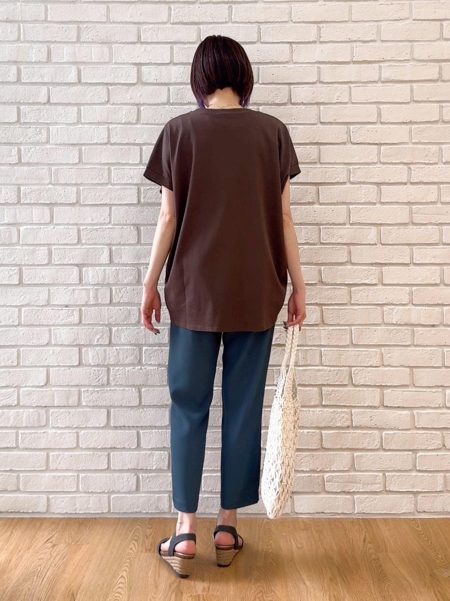 𝐜𝐡𝐢𝐤𝐚さんの「SHOO･LA･RUE｜【汗じみ防止/ひんやり/S-LL】インせず着られる 刺繍ロゴTシャツ」を使ったコーディネート