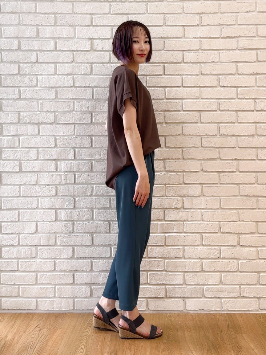𝐜𝐡𝐢𝐤𝐚さんの「SHOO･LA･RUE｜【汗じみ防止/ひんやり/S-LL】インせず着られる 刺繍ロゴTシャツ」を使ったコーディネート