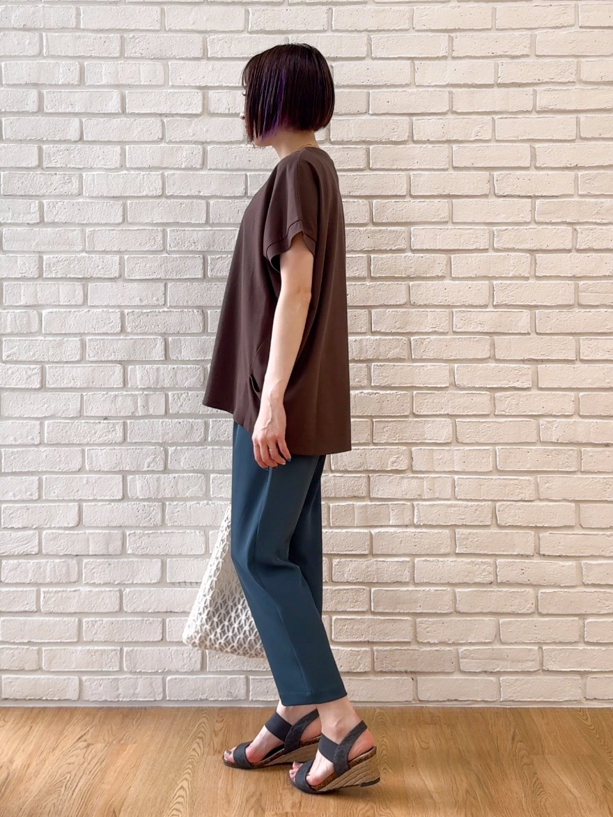 𝐜𝐡𝐢𝐤𝐚さんの「SHOO･LA･RUE｜【汗じみ防止/ひんやり/S-LL】インせず着られる 刺繍ロゴTシャツ」を使ったコーディネート