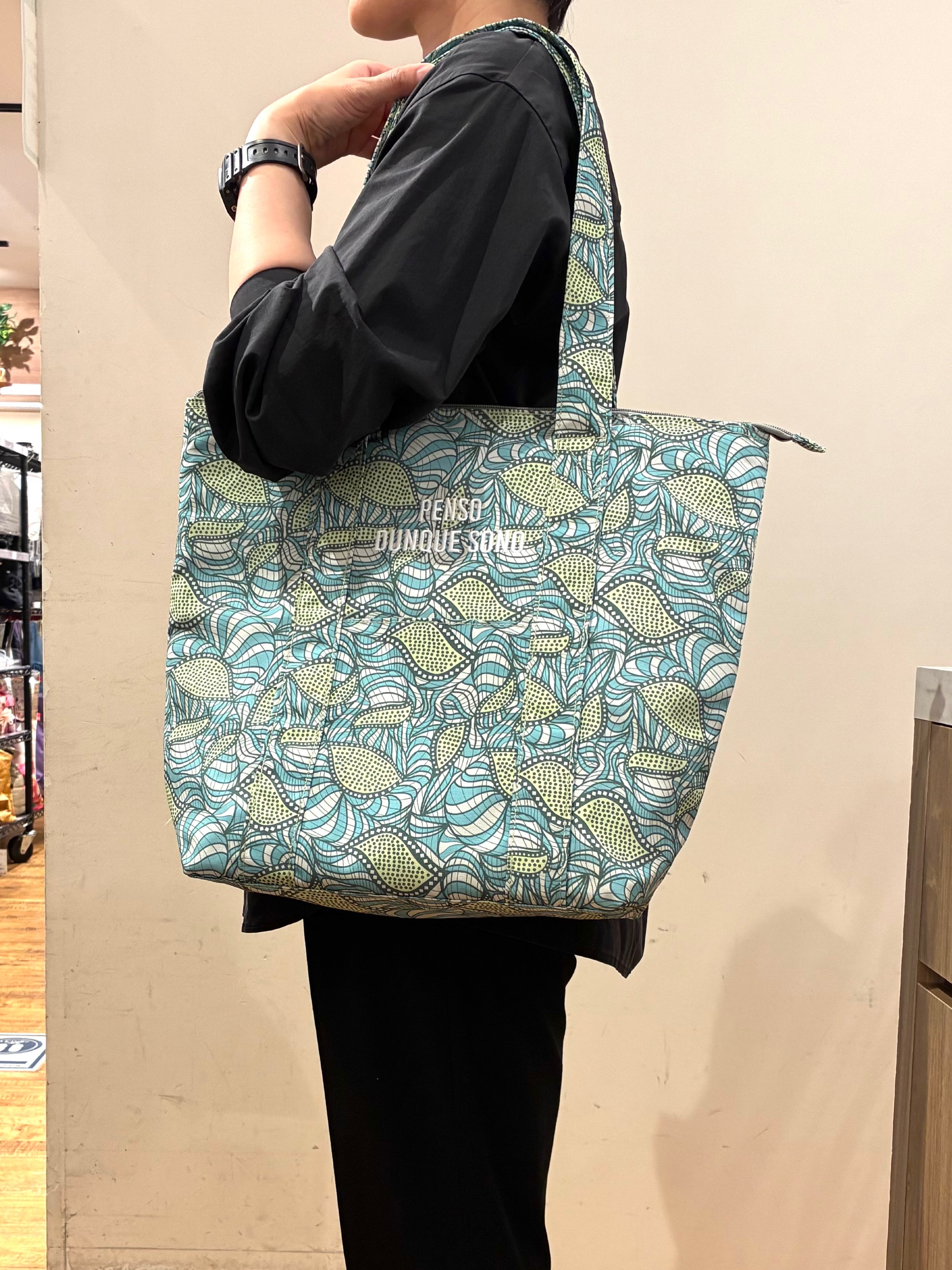 htm.さんの「212 KITCHEN STORE｜ラタプリント保冷トート フラワー YL」を使ったコーディネート
