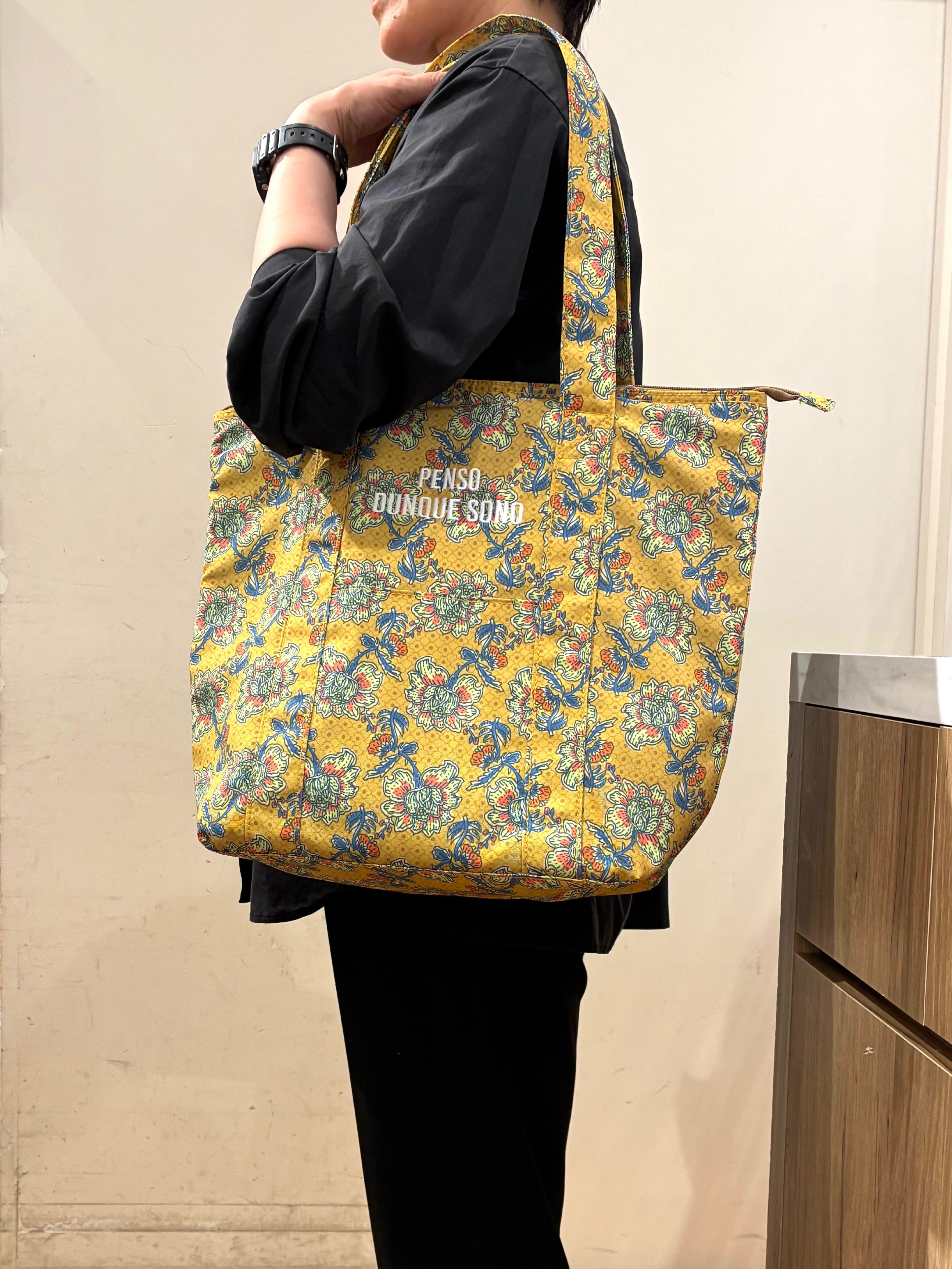 htm.さんの「212 KITCHEN STORE｜ラタプリント保冷トート フラワー YL」を使ったコーディネート