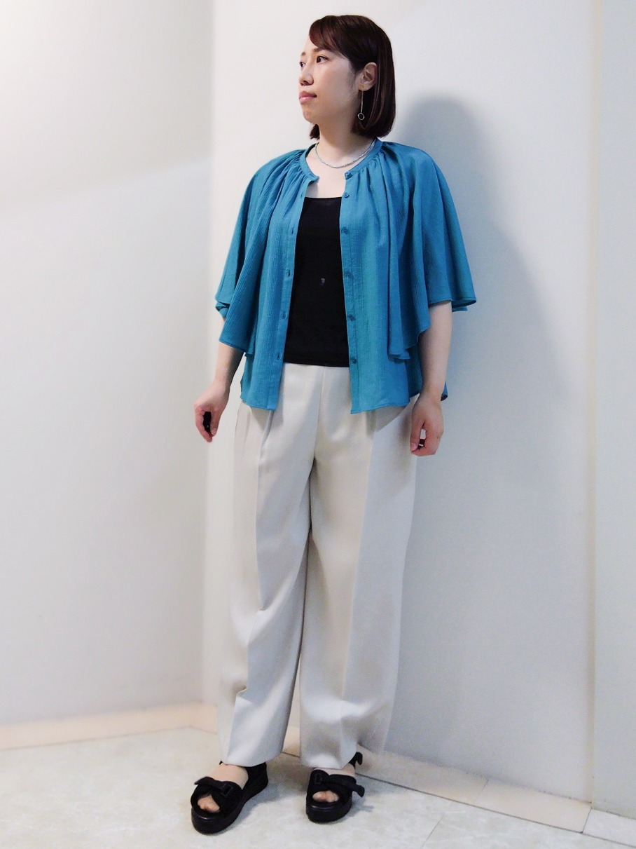 エリさんの「Reflect｜ドビーストライプケープスリーブブラウス」を使ったコーディネート
