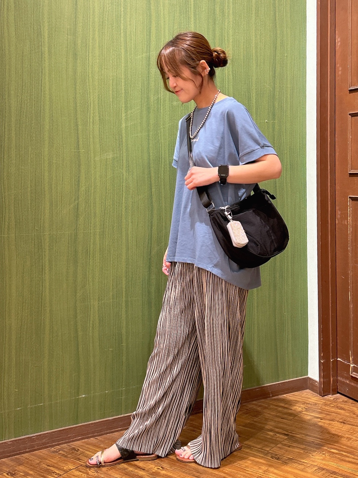 かおりさんの「SHOO･LA･RUE｜【汗じみ防止/ひんやり/S-LL】インせず着られる 刺繍ロゴTシャツ」を使ったコーディネート