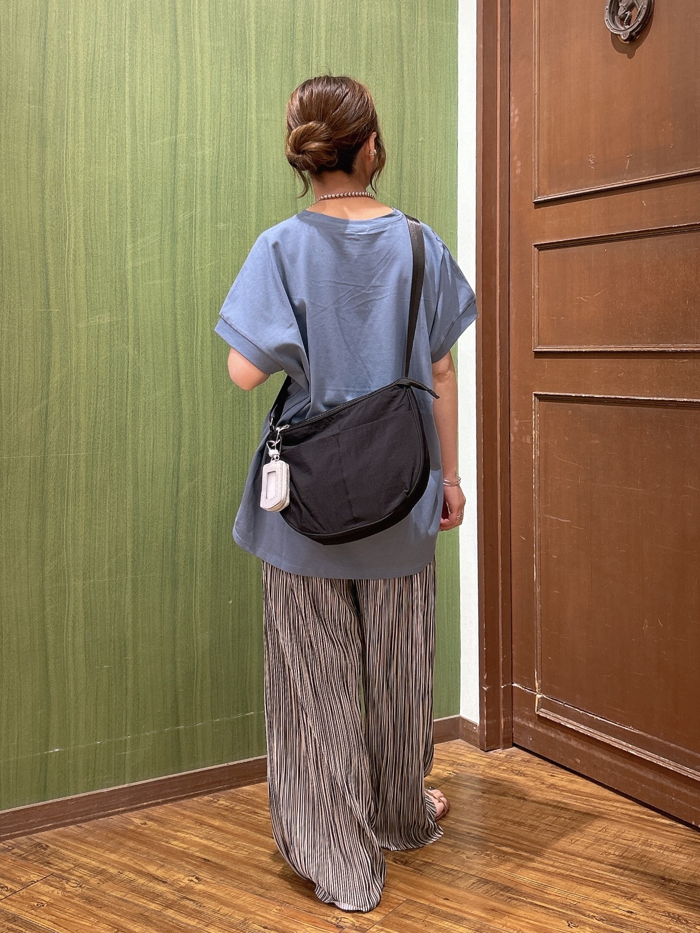 かおりさんの「SHOO･LA･RUE｜【汗じみ防止/ひんやり/S-LL】インせず着られる 刺繍ロゴTシャツ」を使ったコーディネート