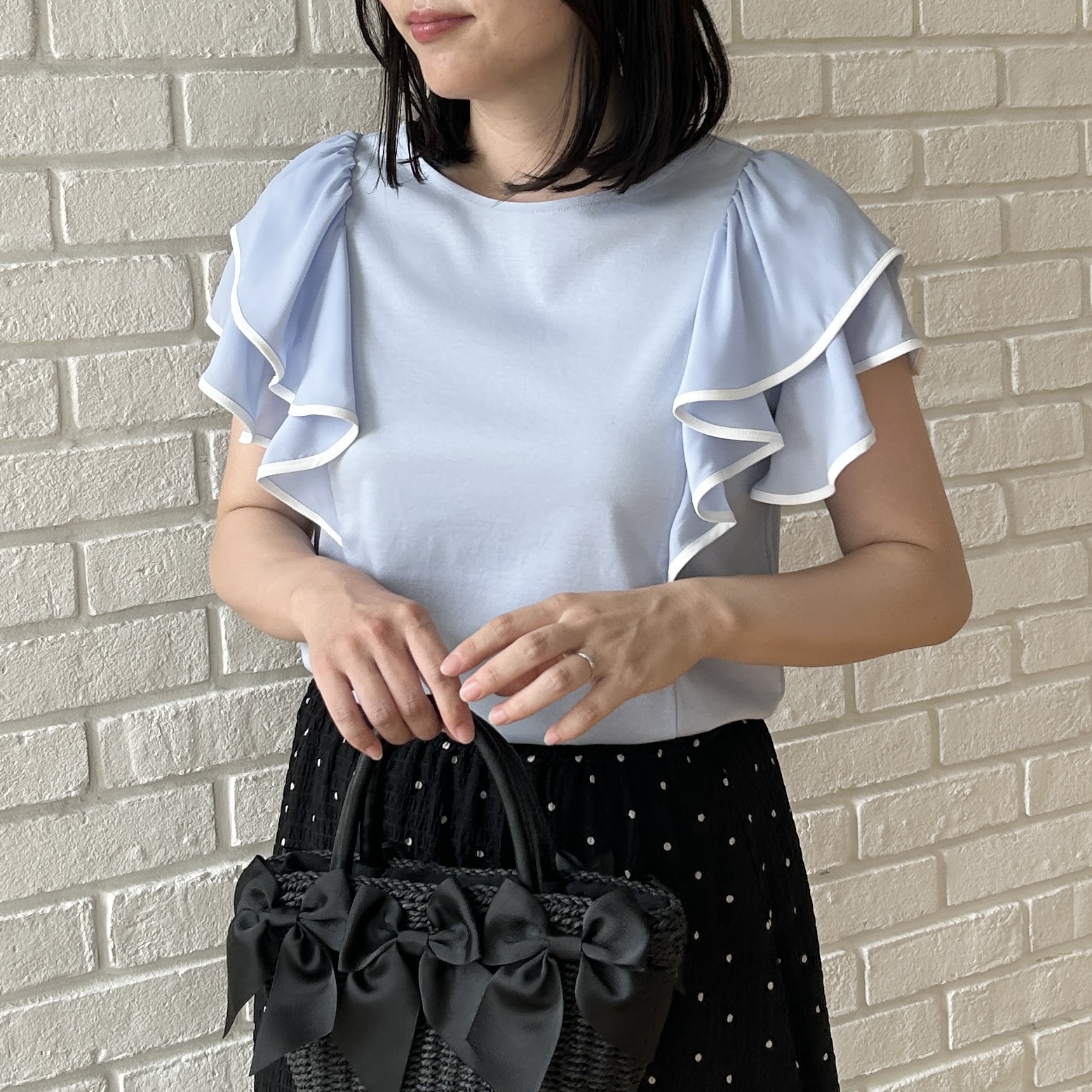 shinoさんの「Couture brooch｜【接触冷感・UVカット・洗える】ラッフル フレアスリーブ トップス」を使ったコーディネート