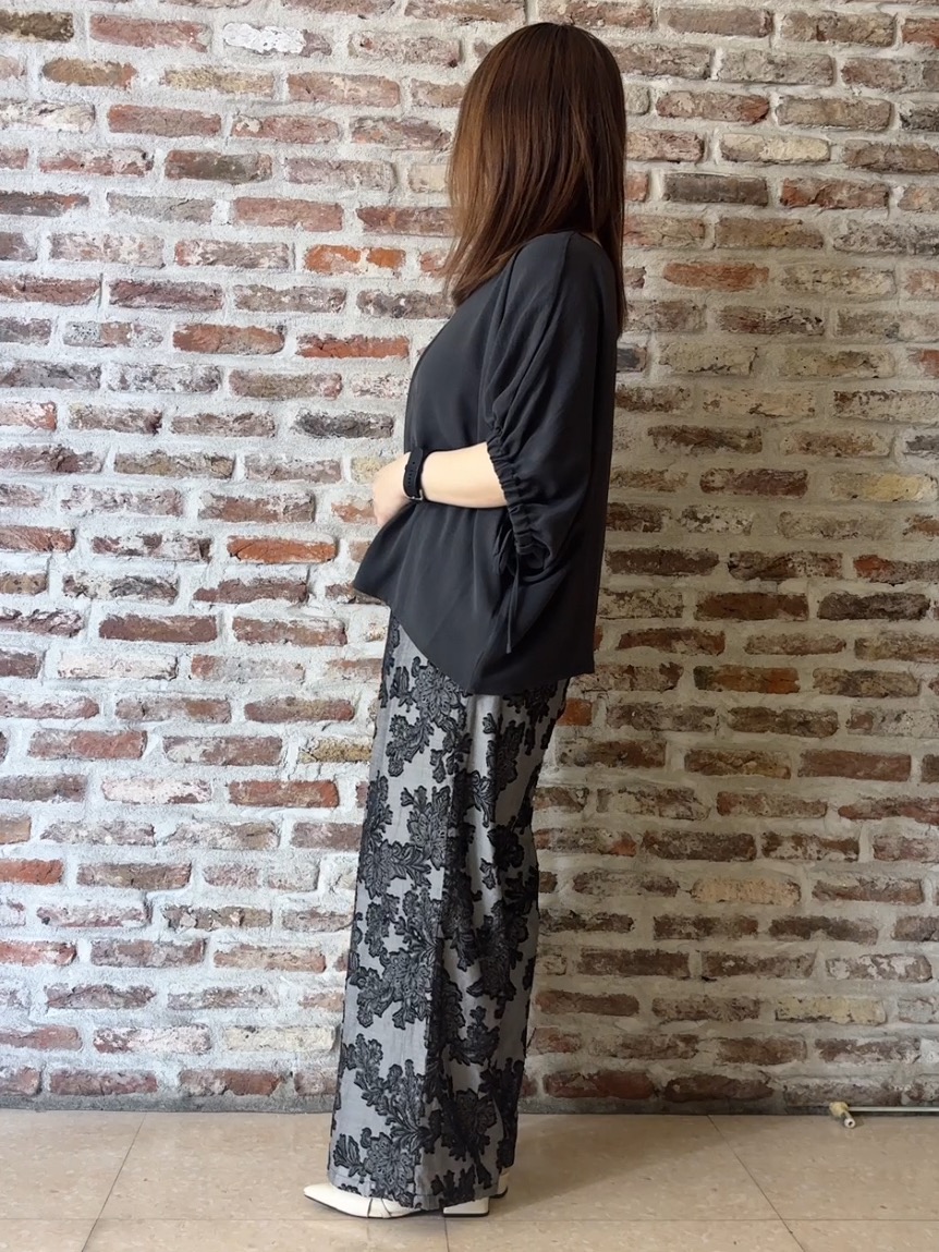 tokiさんの「THE SHOP TK｜【ひんやり/防しわ/UV/吸水速乾】袖ドロストドルマントップス」を使ったコーディネート