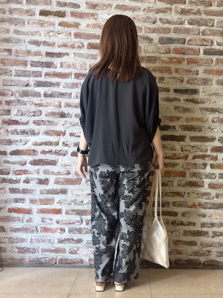 tokiさんの「THE SHOP TK｜【ひんやり/防しわ/UV/吸水速乾】袖ドロストドルマントップス」を使ったコーディネート