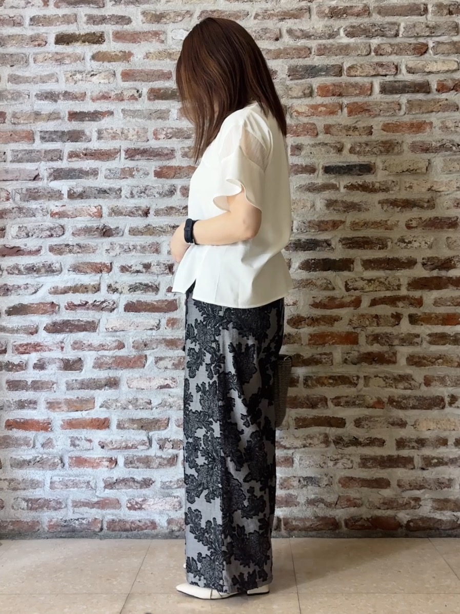 tokiさんの「THE SHOP TK｜【ひんやりさらさら】軽やかに揺れる シアーフレアスリーブTシャツ」を使ったコーディネート