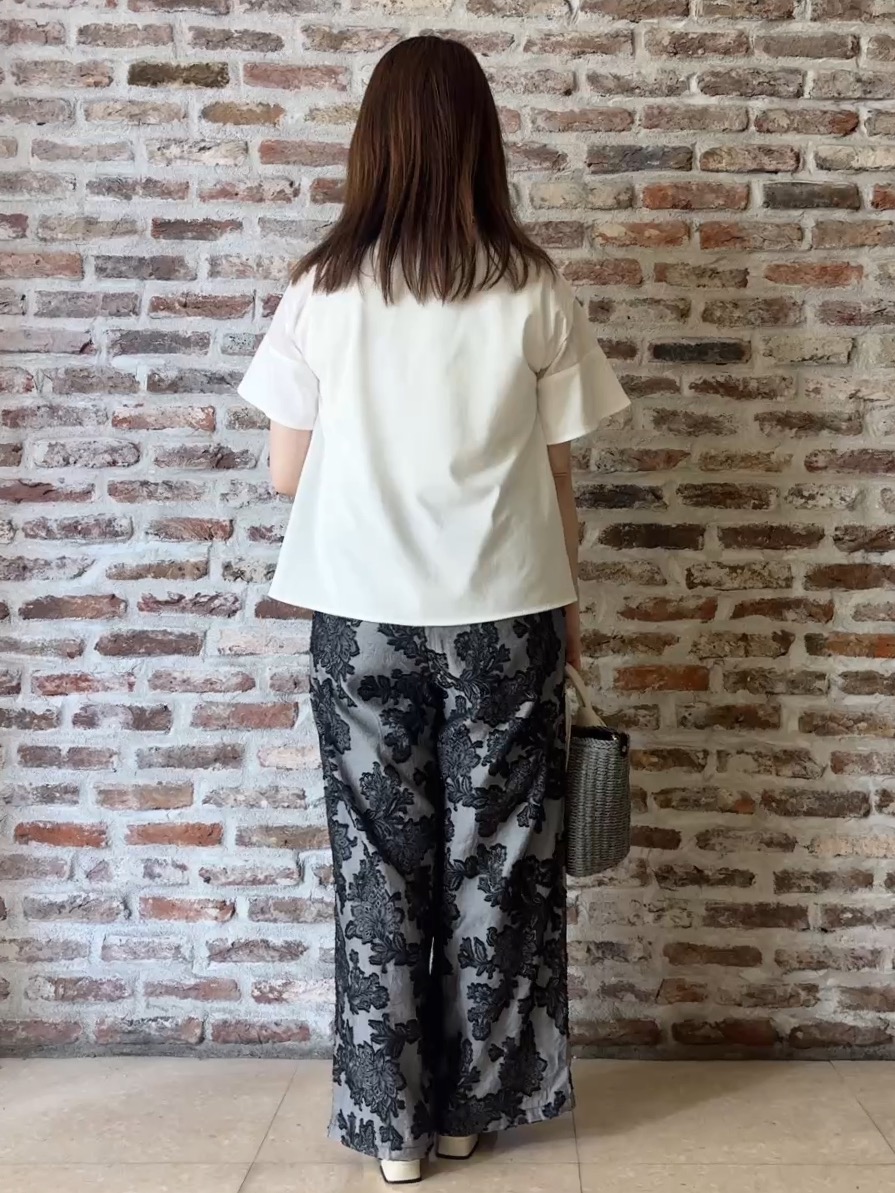 tokiさんの「THE SHOP TK｜【ひんやりさらさら】軽やかに揺れる シアーフレアスリーブTシャツ」を使ったコーディネート