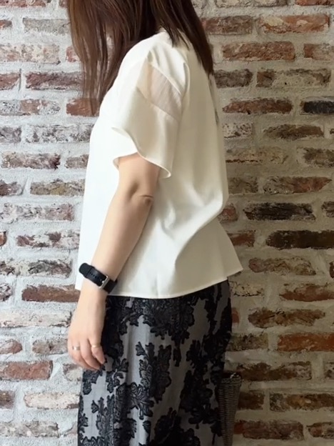 tokiさんの「THE SHOP TK｜【ひんやりさらさら】軽やかに揺れる シアーフレアスリーブTシャツ」を使ったコーディネート