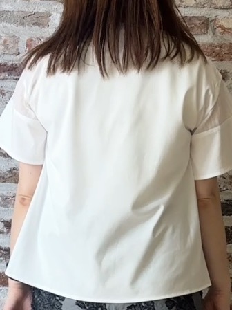 tokiさんの「THE SHOP TK｜【ひんやりさらさら】軽やかに揺れる シアーフレアスリーブTシャツ」を使ったコーディネート