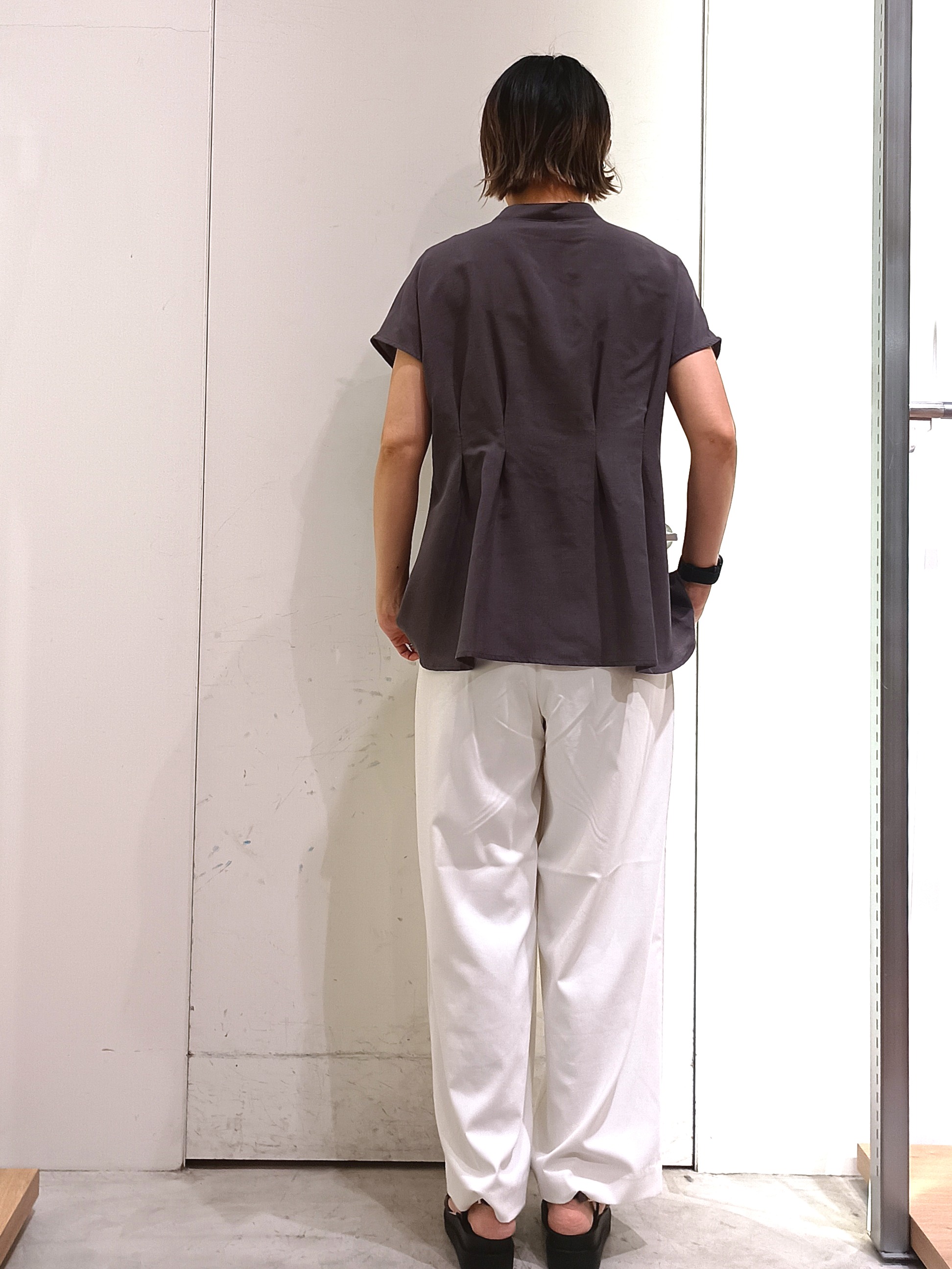 shinkoさんの「OPAQUE.CLIP｜【接触冷感／吸水速乾】リネンライク タックフレンチスリーブブラウス《洗濯機OK》」を使ったコーディネート