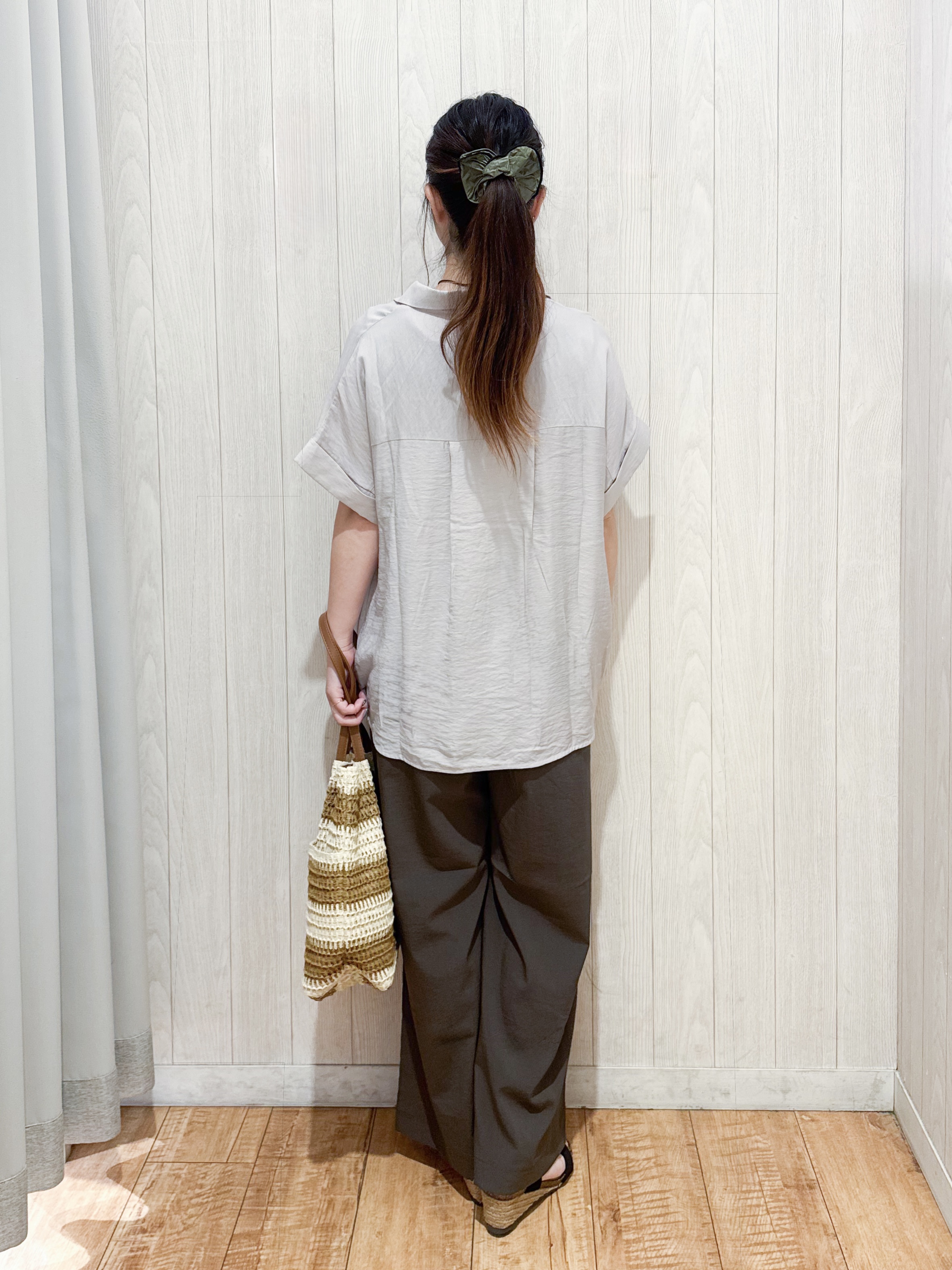 愛さんの「SHOO･LA･RUE｜【ひんやり/S-LL/洗濯機可】インせず着られる 裾タック スキッパーシャツ」を使ったコーディネート