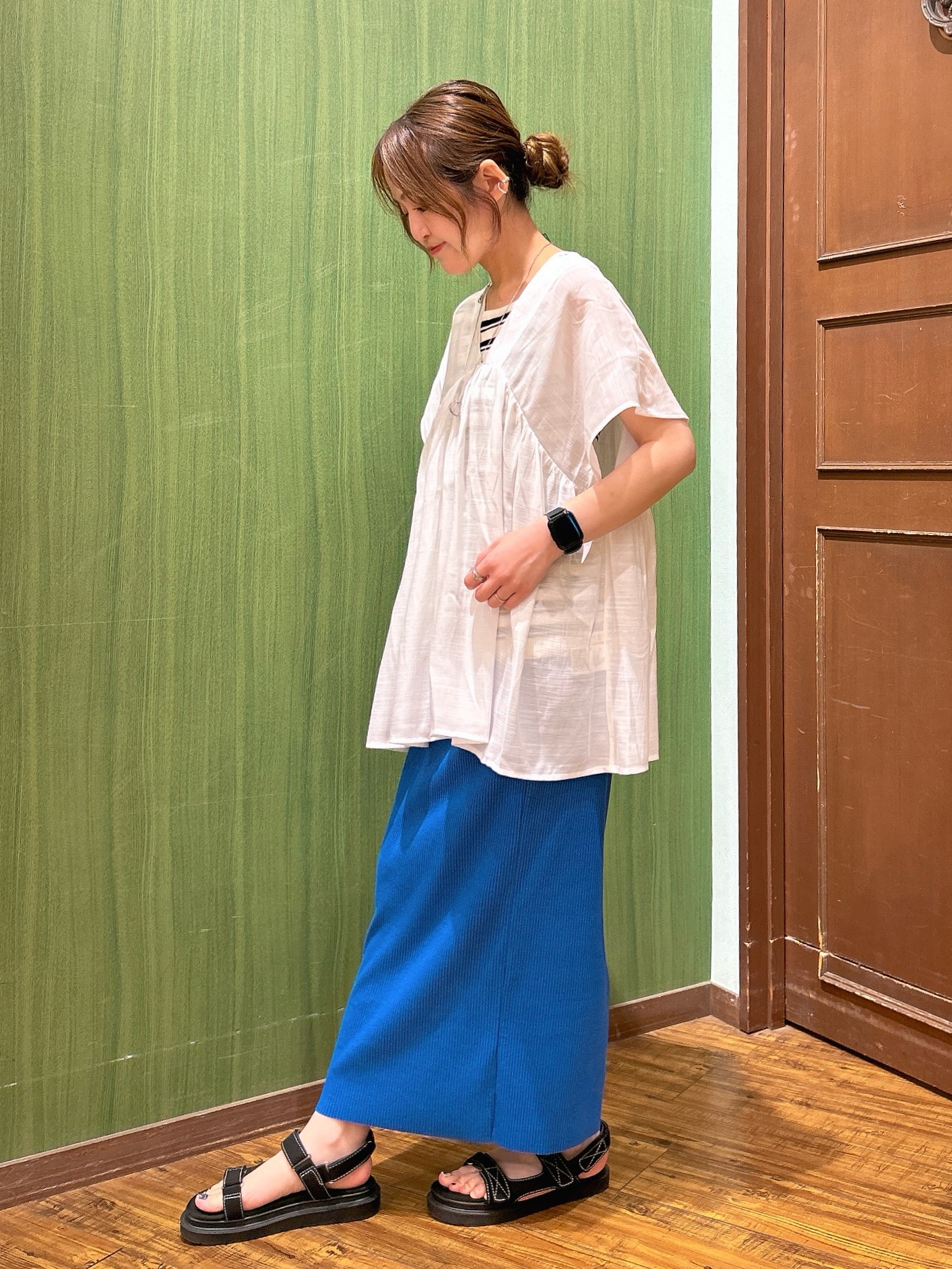 かおりさんの「SHOO･LA･RUE｜【ひんやり/UV/体型カバー】インせず着られる Vネックギャザーブラウス」を使ったコーディネート