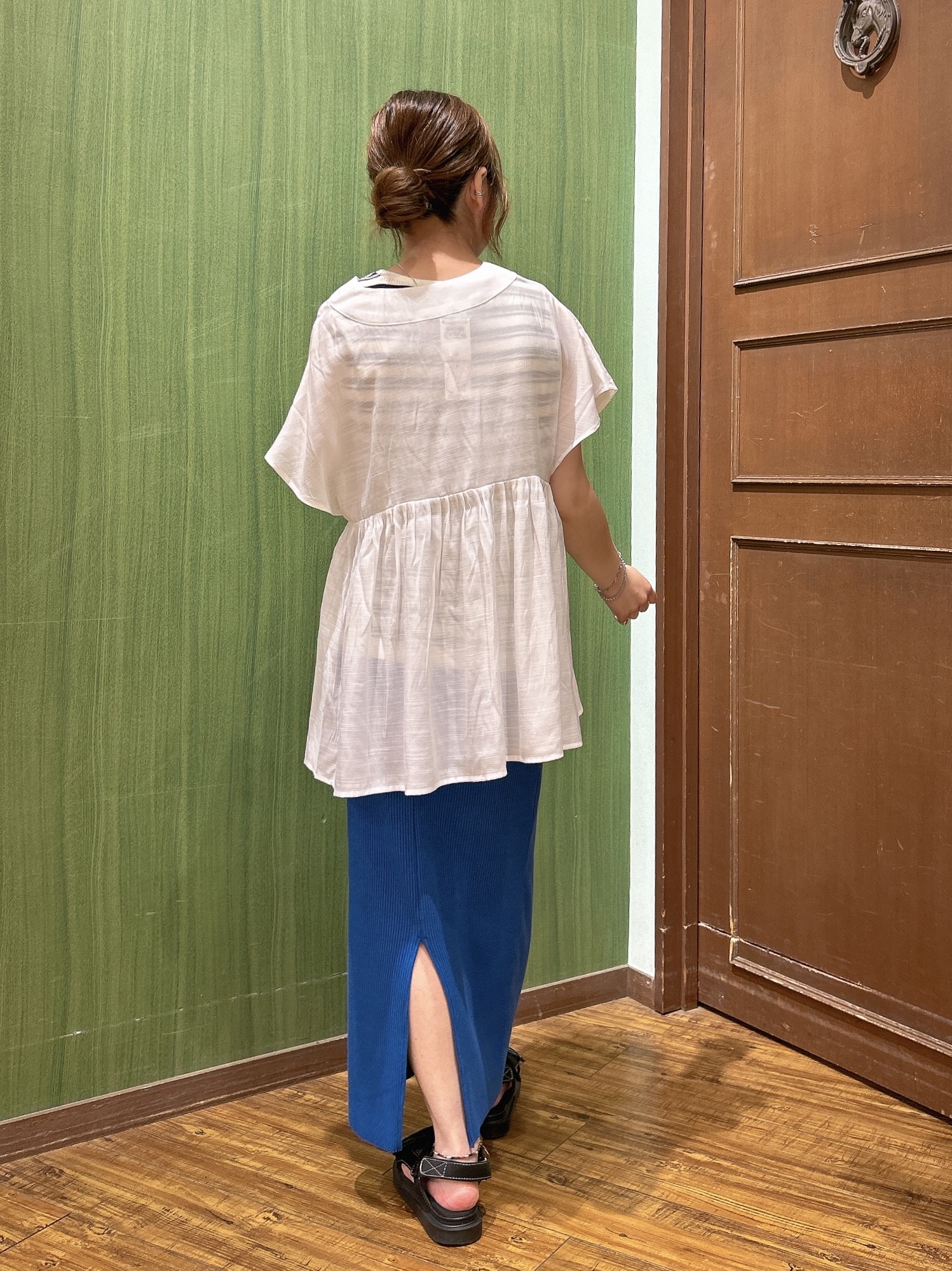 かおりさんの「SHOO･LA･RUE｜【ひんやり/UV/体型カバー】インせず着られる Vネックギャザーブラウス」を使ったコーディネート