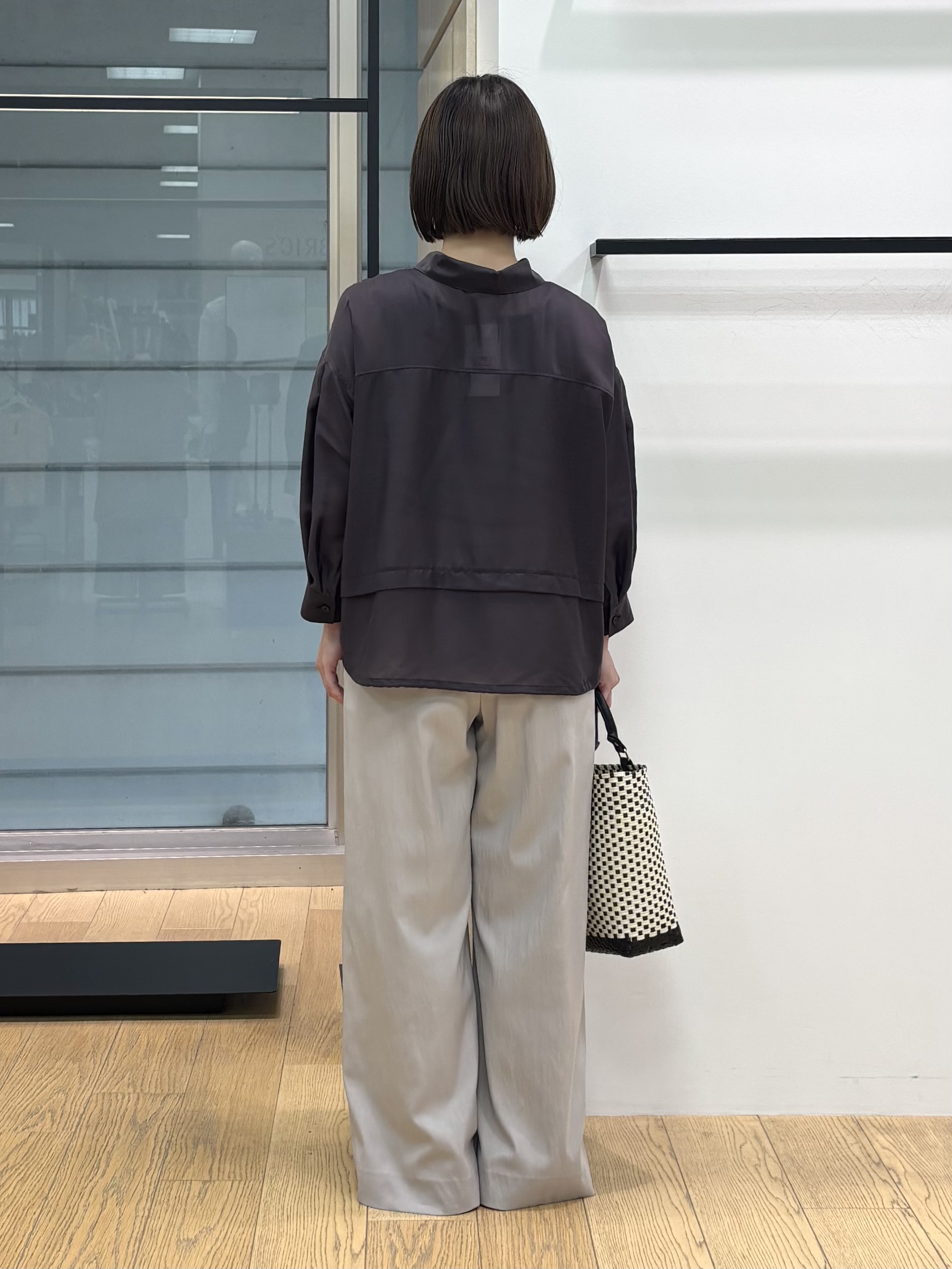 asamiさんの「INDIVI｜【接触冷感／洗える／2WAY】ドロスト付 シアーシャンブレーシャツ」を使ったコーディネート