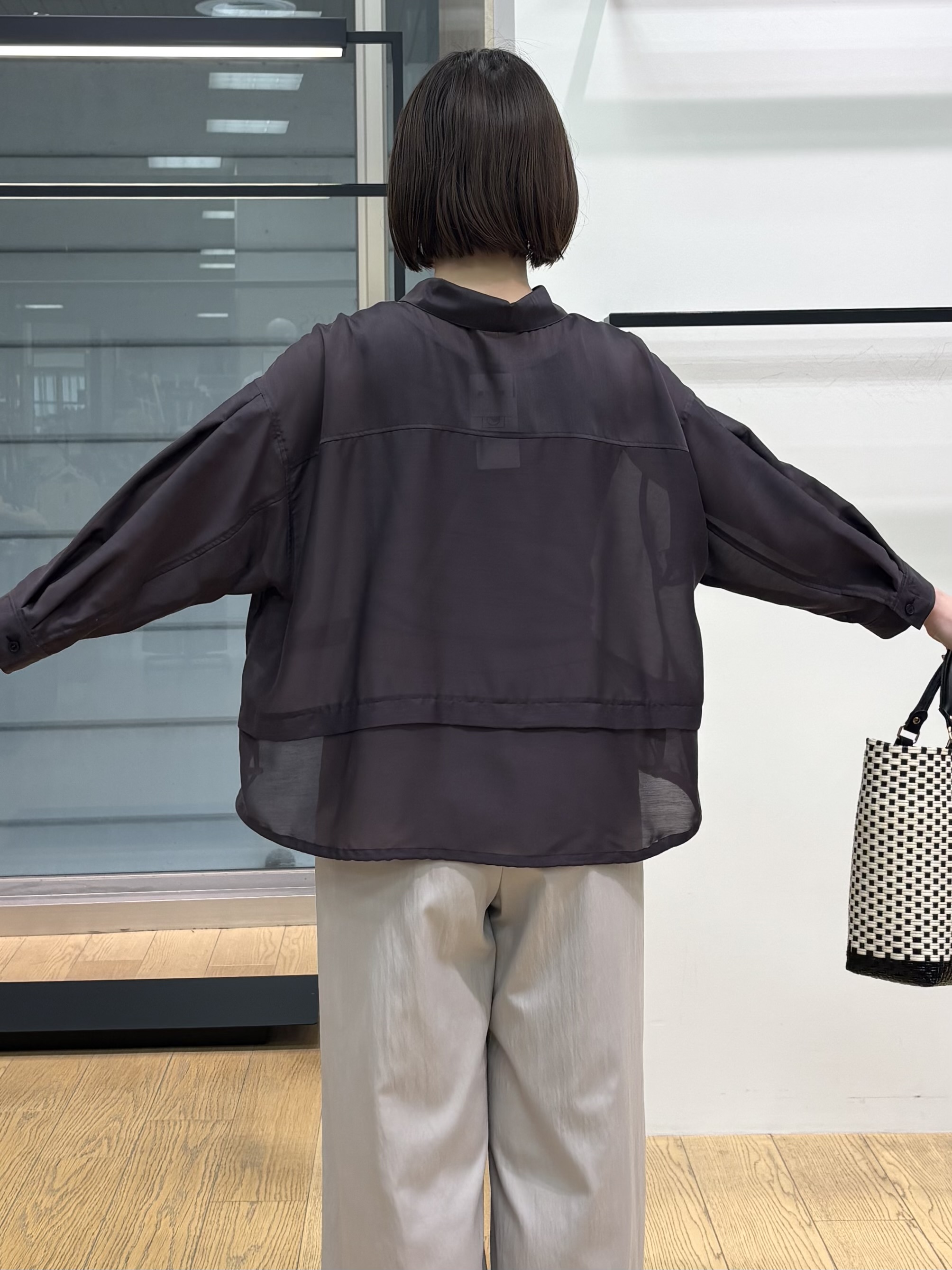 asamiさんの「INDIVI｜【接触冷感／洗える／2WAY】ドロスト付 シアーシャンブレーシャツ」を使ったコーディネート