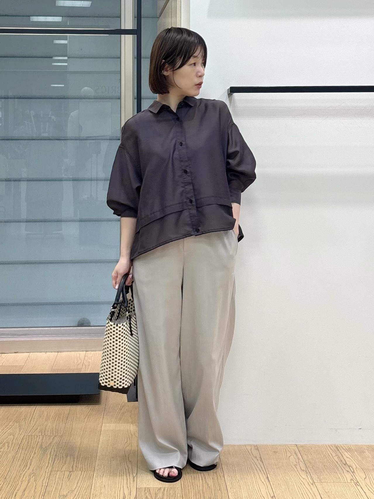 asamiさんの「INDIVI｜【接触冷感／洗える／2WAY】ドロスト付 シアーシャンブレーシャツ」を使ったコーディネート