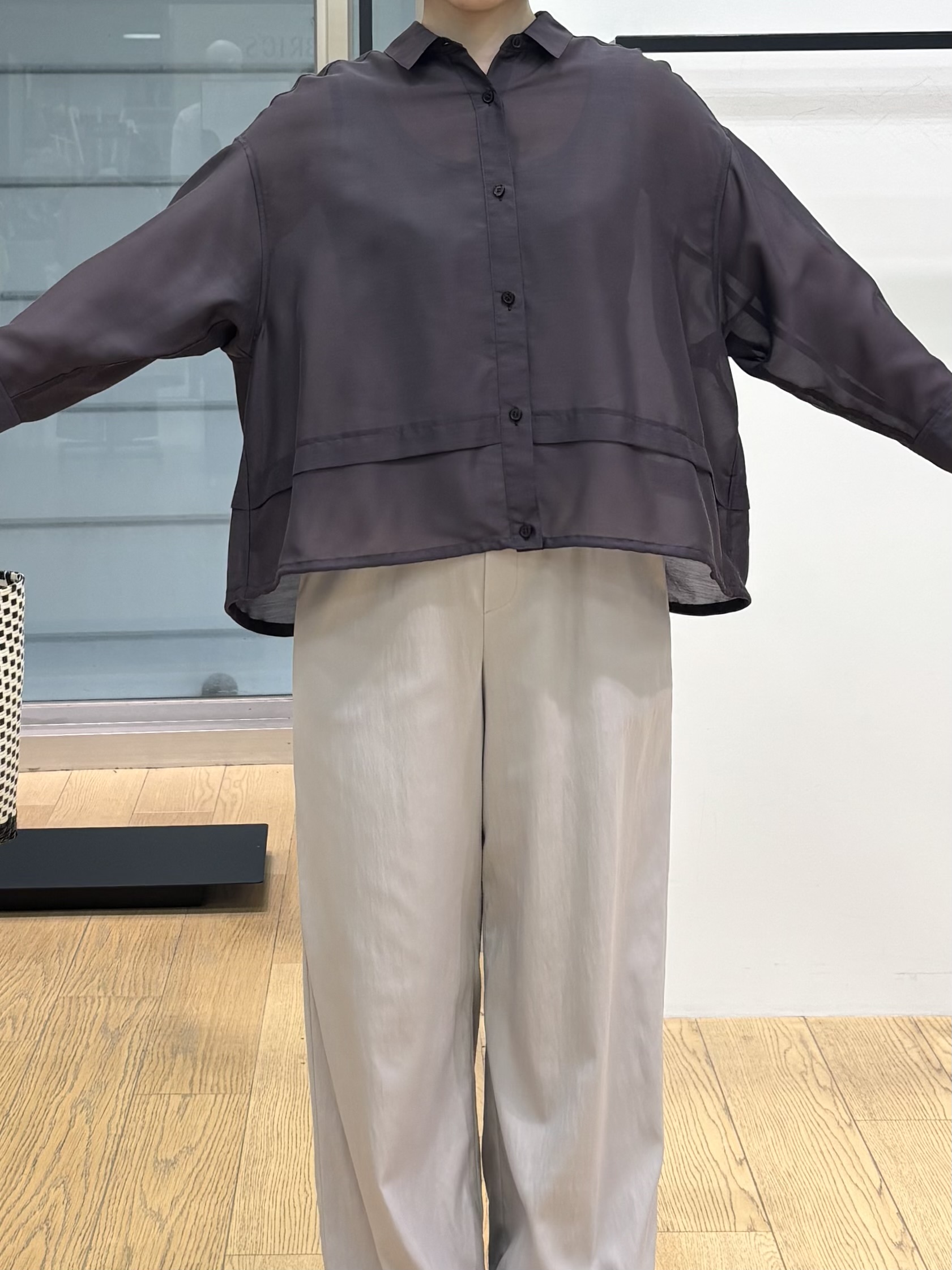 asamiさんの「INDIVI｜【接触冷感／洗える／2WAY】ドロスト付 シアーシャンブレーシャツ」を使ったコーディネート