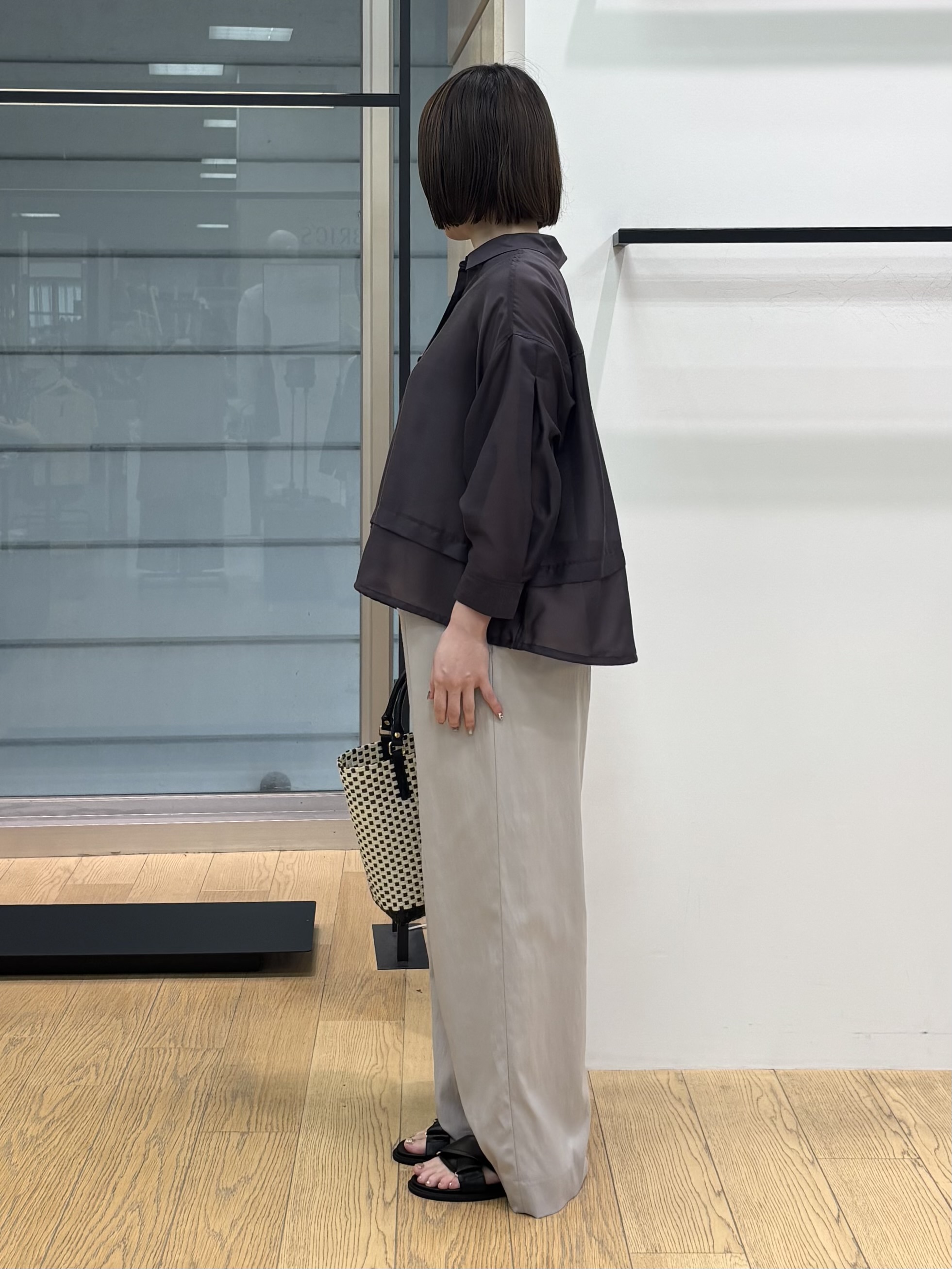 asamiさんの「INDIVI｜【接触冷感／洗える／2WAY】ドロスト付 シアーシャンブレーシャツ」を使ったコーディネート