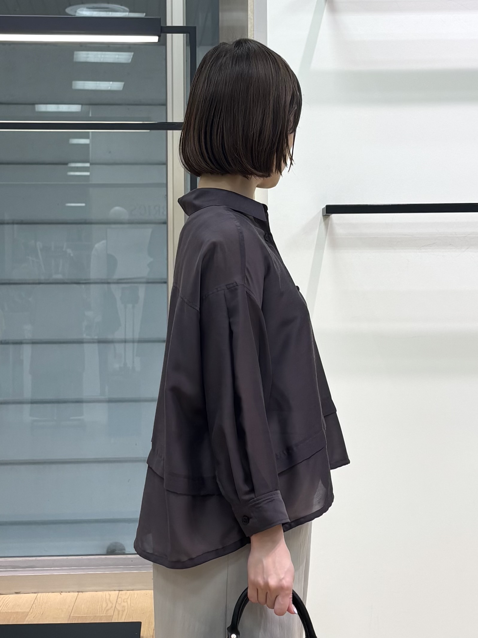 asamiさんの「INDIVI｜【接触冷感／洗える／2WAY】ドロスト付 シアーシャンブレーシャツ」を使ったコーディネート