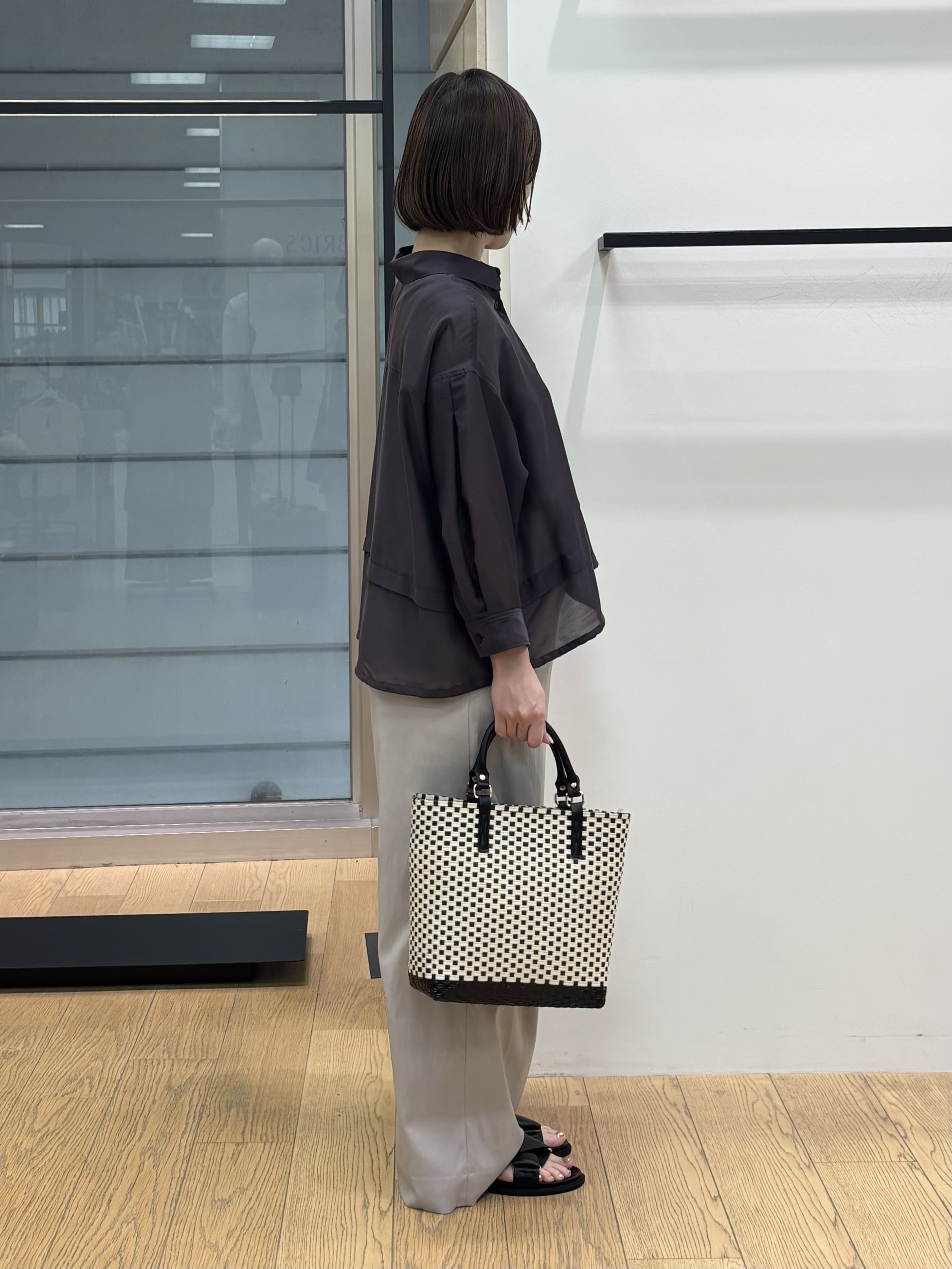 asamiさんの「INDIVI｜【接触冷感／洗える／2WAY】ドロスト付 シアーシャンブレーシャツ」を使ったコーディネート