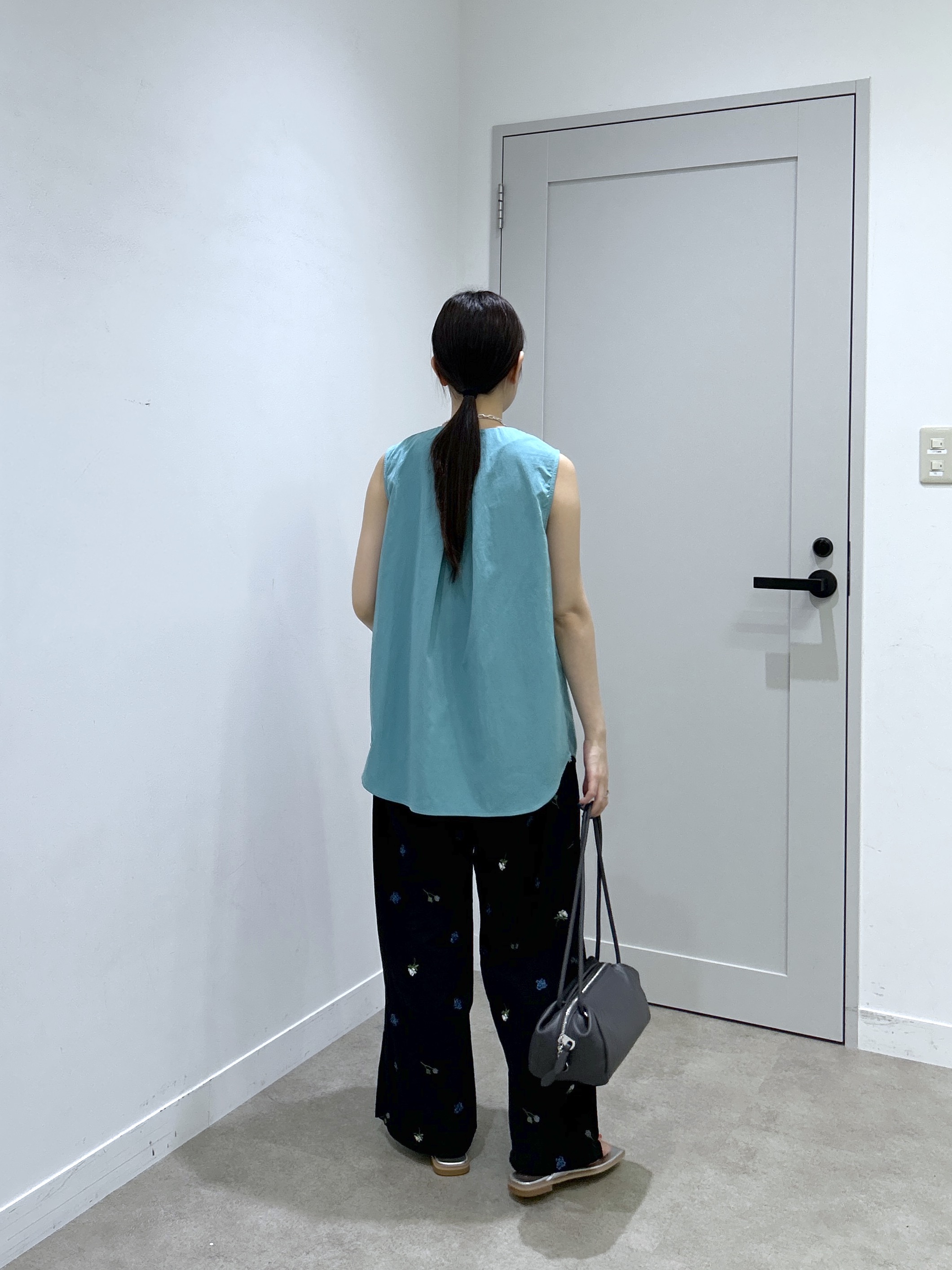 Renoさんの「INDIVI｜ボリュームタックスリーブレスブラウス」を使ったコーディネート