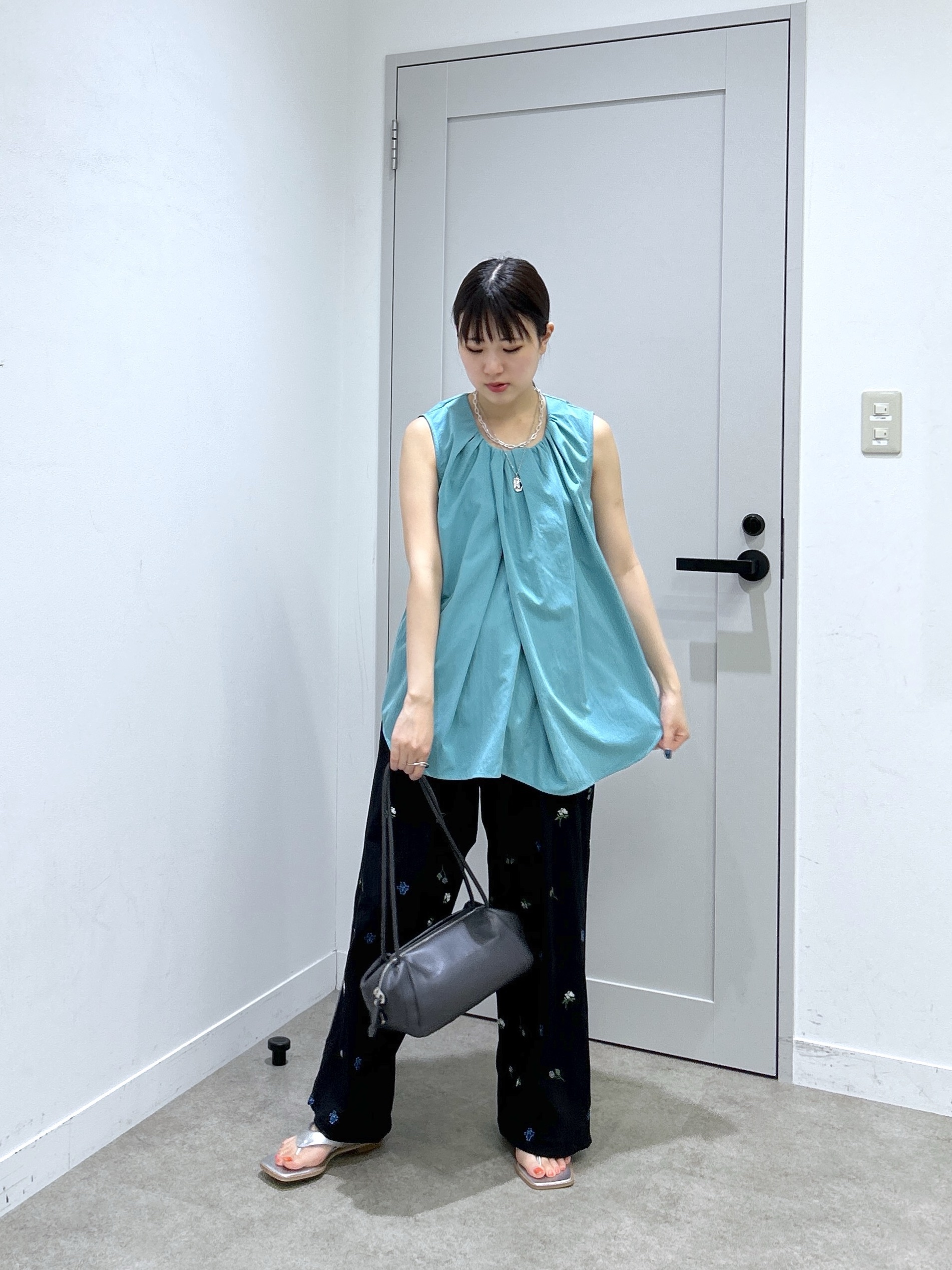 Renoさんの「INDIVI｜ボリュームタックスリーブレスブラウス」を使ったコーディネート