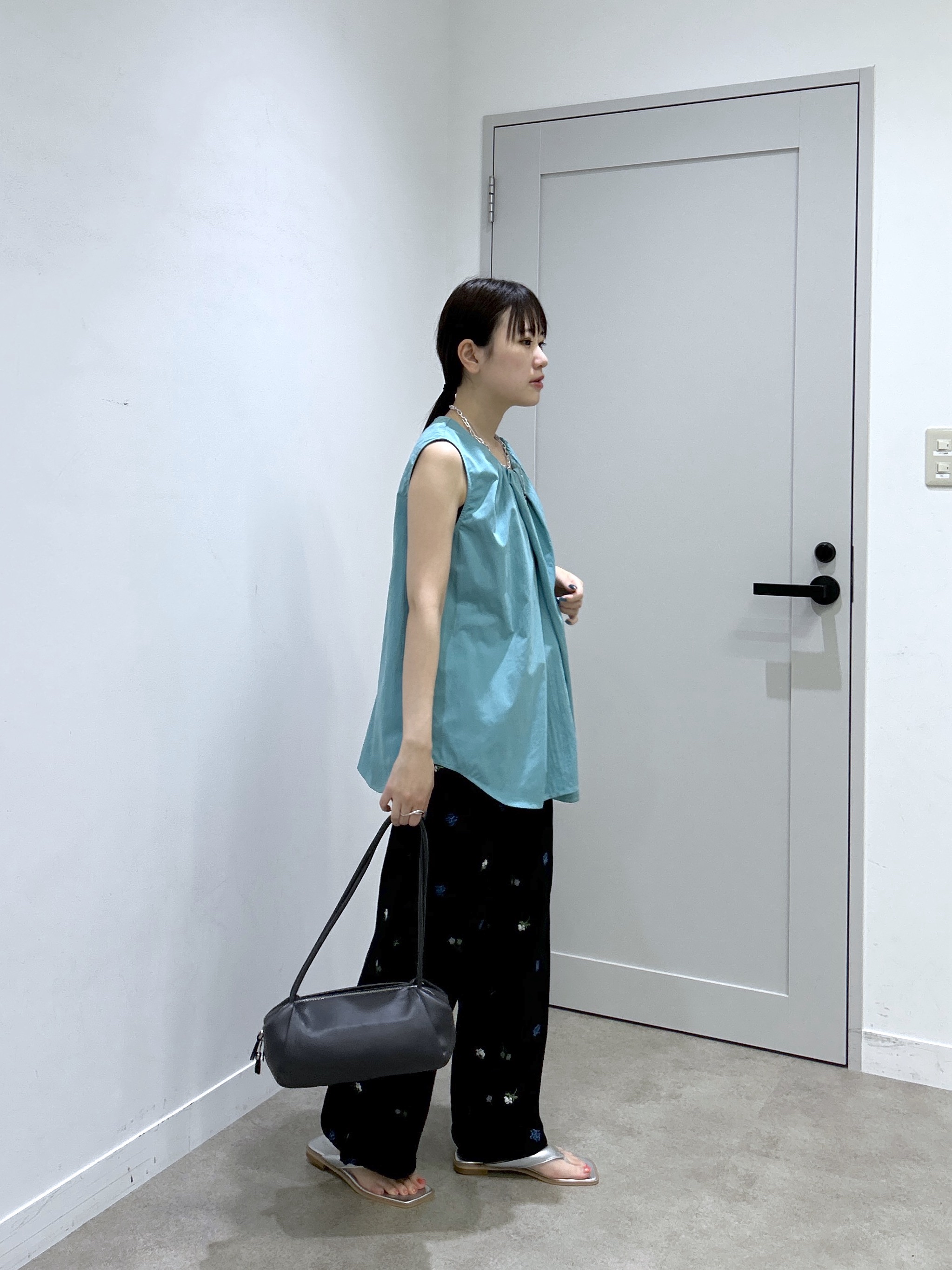 Renoさんの「INDIVI｜ボリュームタックスリーブレスブラウス」を使ったコーディネート