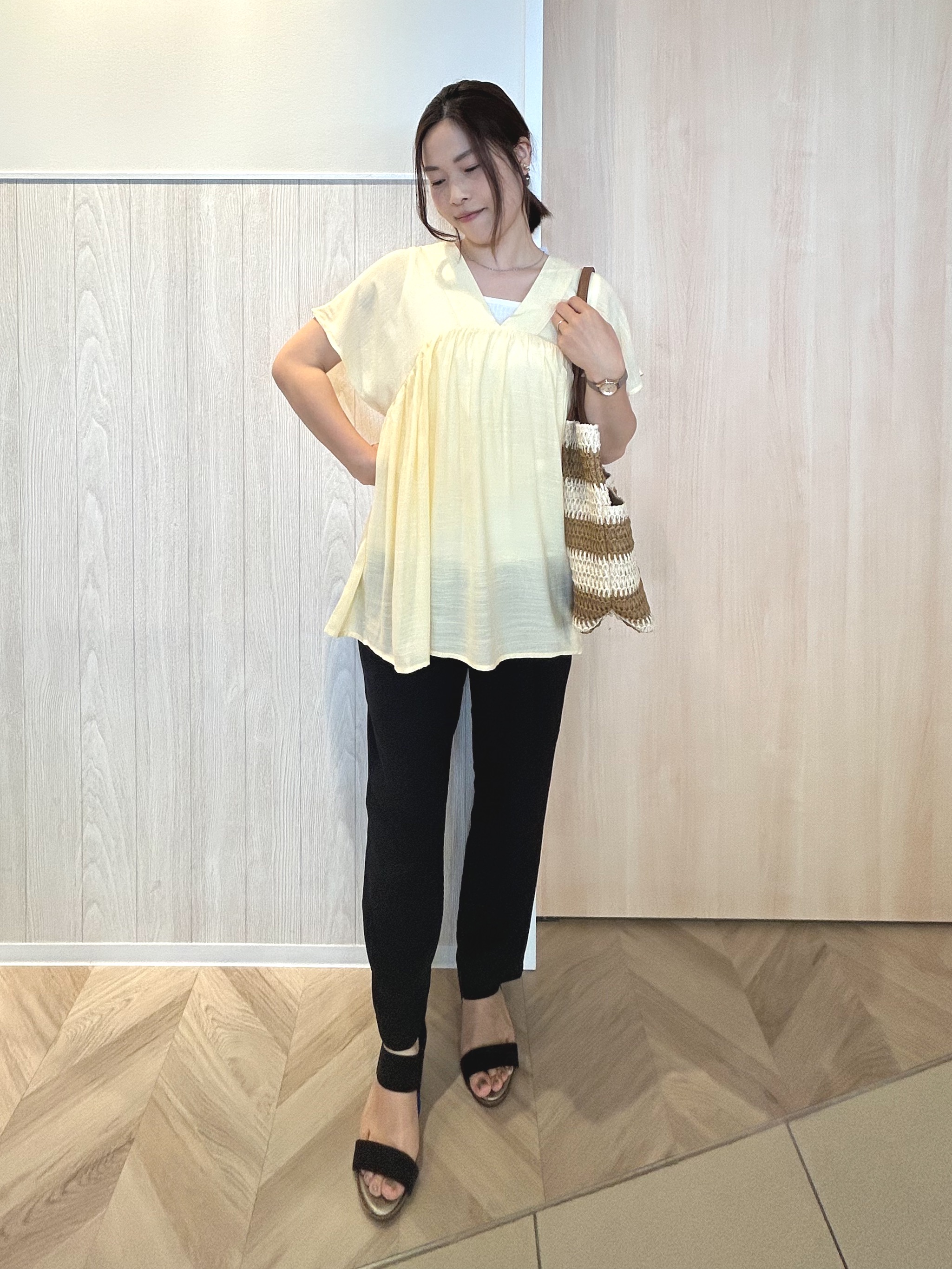 tomoさんの「SHOO･LA･RUE｜【ひんやり/UV/体型カバー】インせず着られる Vネックギャザーブラウス」を使ったコーディネート