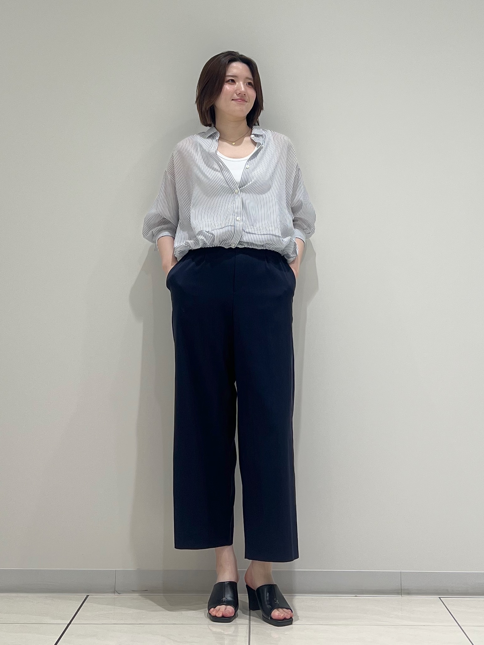 T.Kさんの「INDIVI｜【接触冷感／洗える／2WAY】ドロスト付 シアーシャンブレーシャツ」を使ったコーディネート