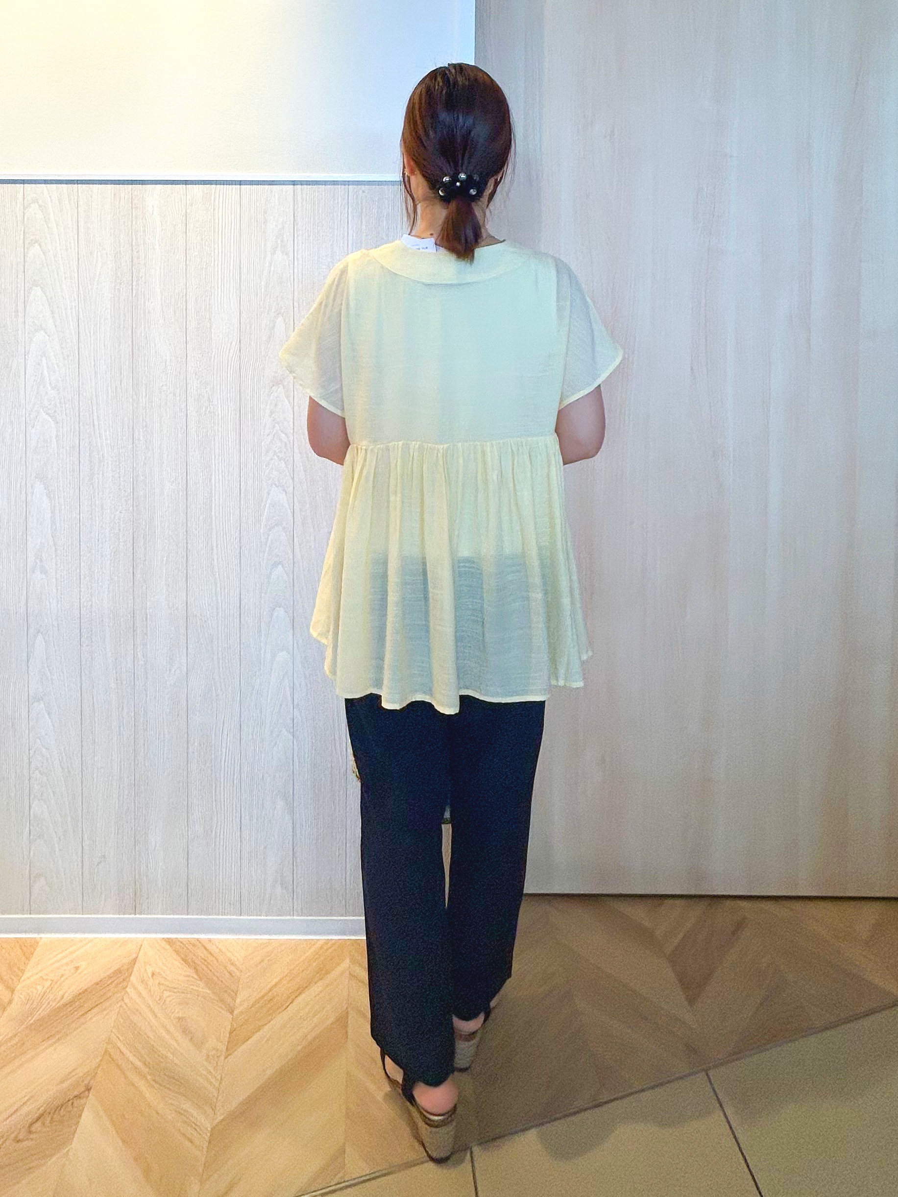 tomoさんの「SHOO･LA･RUE｜【ひんやり/UV/体型カバー】インせず着られる Vネックギャザーブラウス」を使ったコーディネート